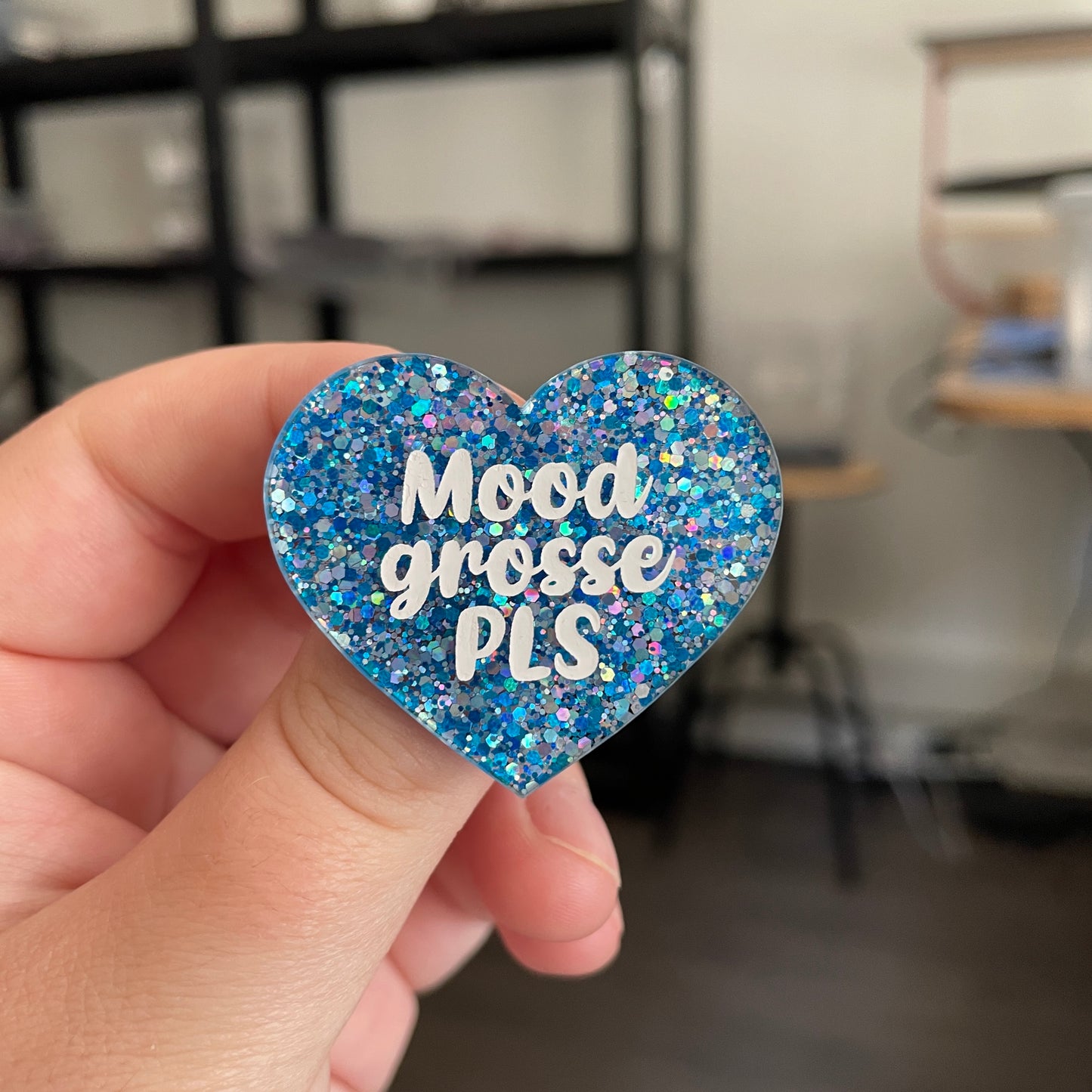 Broche "Mood grosse PLS" en acrylique semi transparente avec des paillettes bleues et argentées