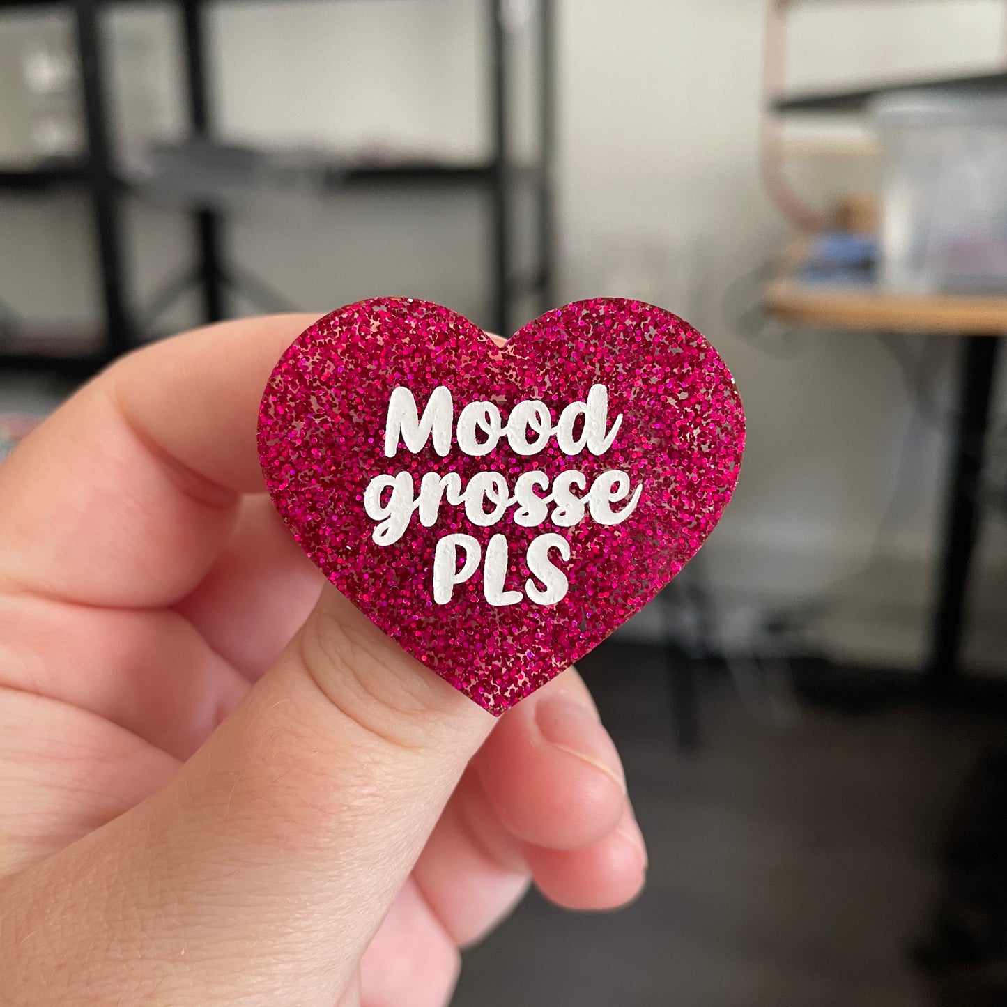 Broche "Mood grosse PLS" en acrylique à paillettes roses