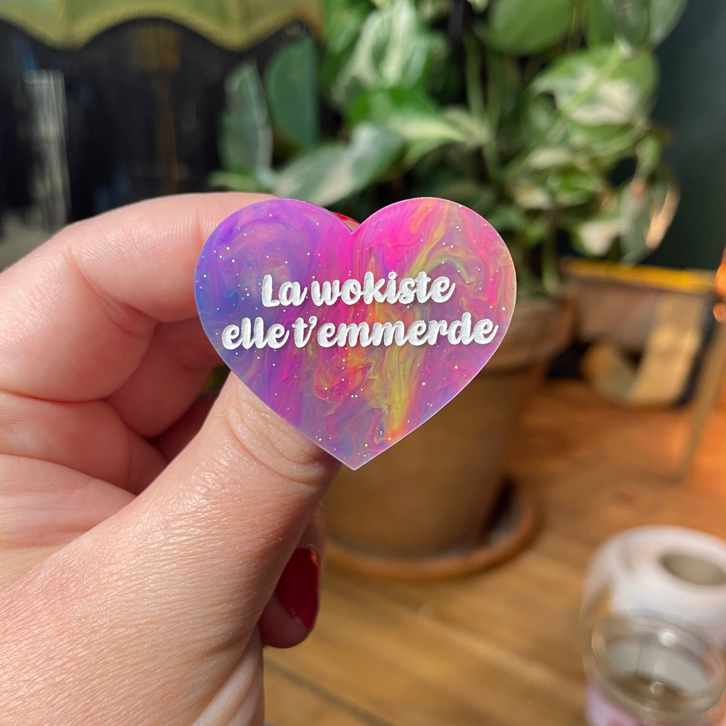 Broche "La wokiste elle t'emmerde" en acrylique semi transparente marbrée multicolore