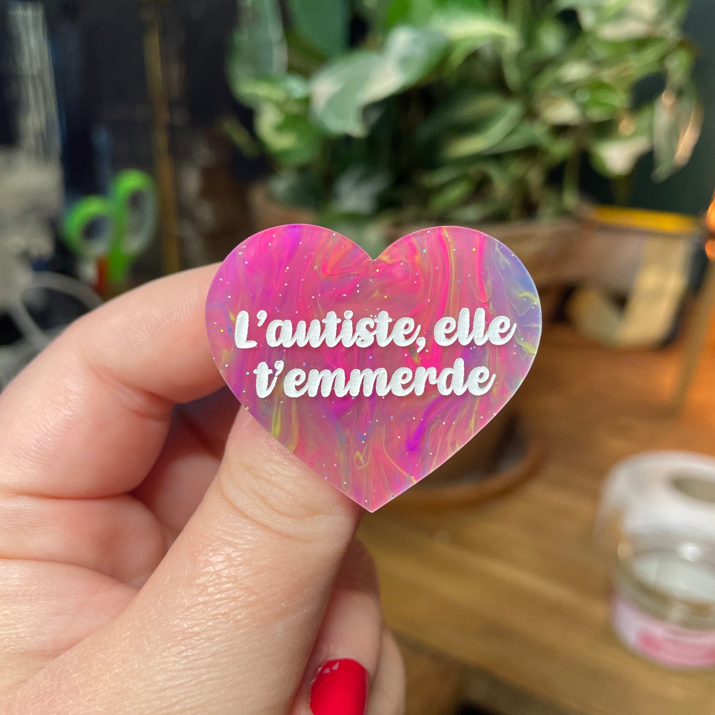 Broche "L'autiste, elle t'emmerde" en acrylique semi transparente marbrée multicolore