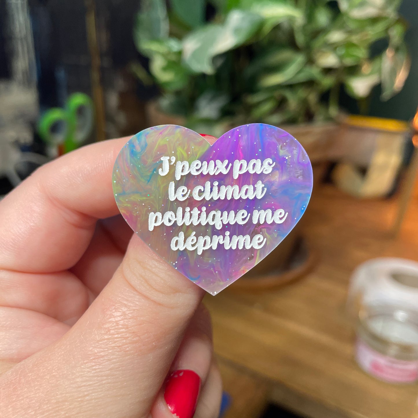 Broche "J'peux pas le climat politique me déprime" en acrylique semi transparente marbrée multicolore