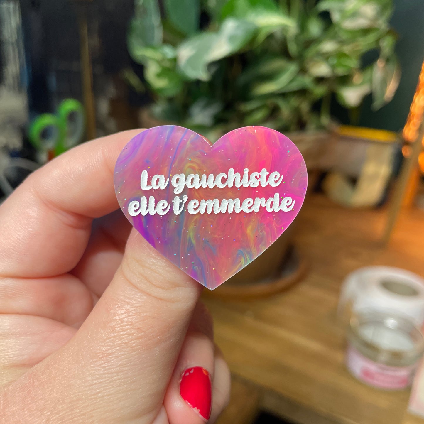 Broche "La gauchiste elle t'emmerde" en acrylique semi transparente marbrée multicolore