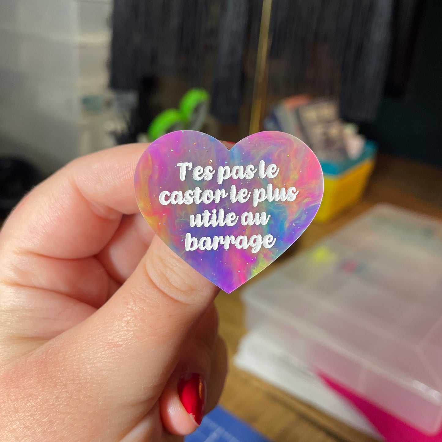 Broche "T'es pas le castor le plus utile au barrage" en acrylique semi transparente marbrée multicolore