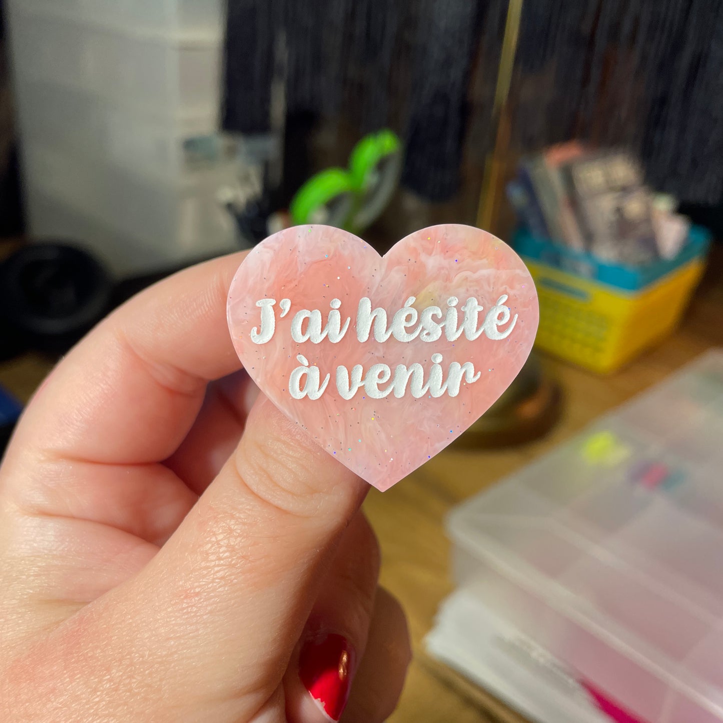 Broche "J'ai hésité à venir" en acrylique marbrée rouge et blanche à paillettes