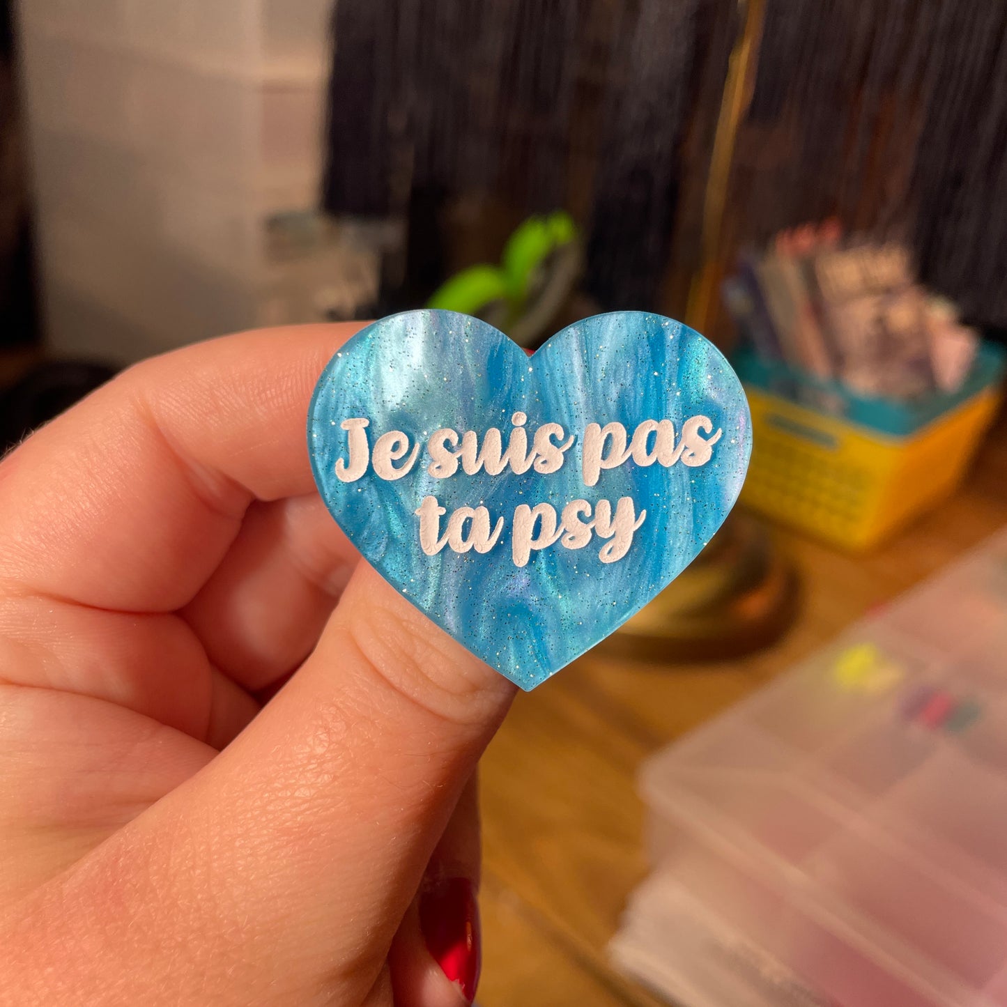 Broche "Je suis pas ta psy" en acrylique marbrée bleue à paillettes