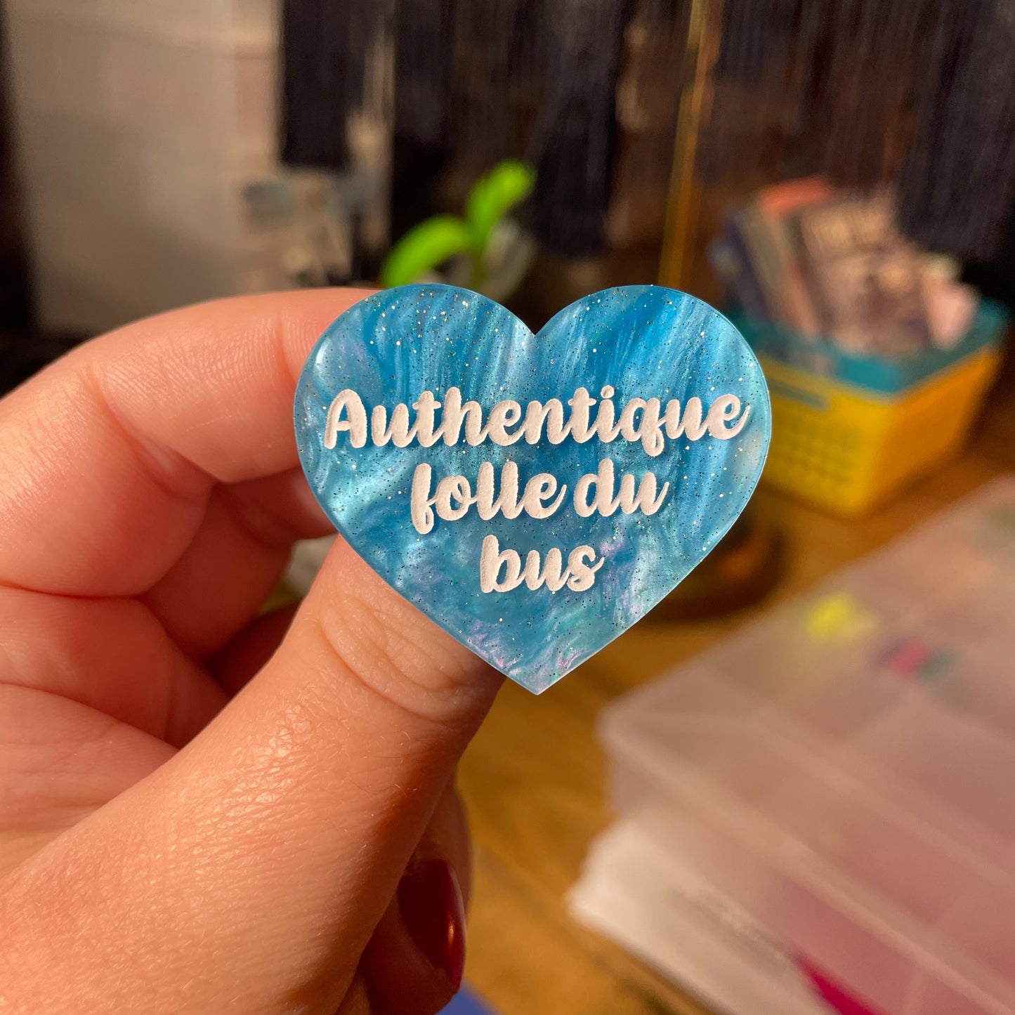 Broche "Authentique folle du bus" en acrylique marbrée bleue à paillettes