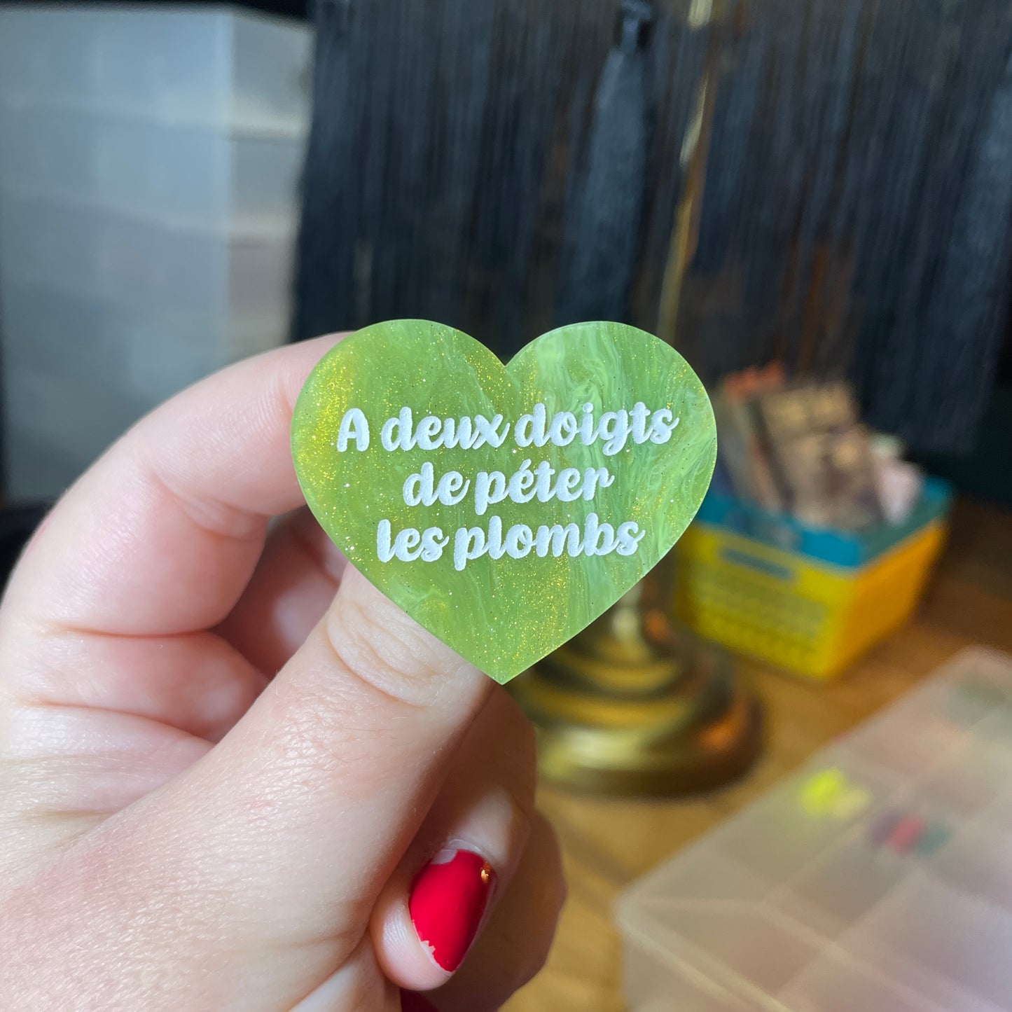 Broche "A deux doigts de péter les plombs" en acrylique marbrée verte et dorée à paillettes