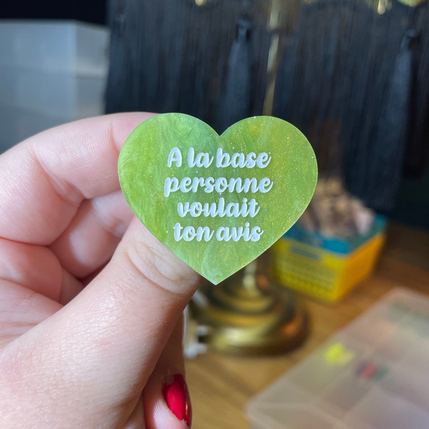 Broche "A la base personne voulait ton avis" en acrylique marbrée verte et dorée à paillettes