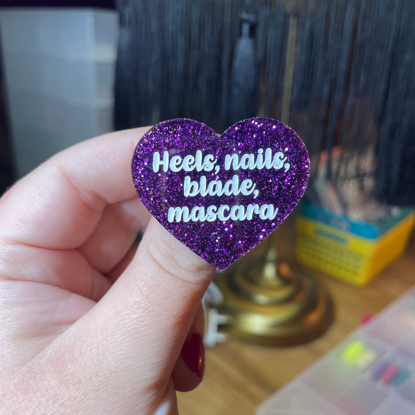 Broche "Heels, nails, blade, mascara" en acrylique à paillettes violettes