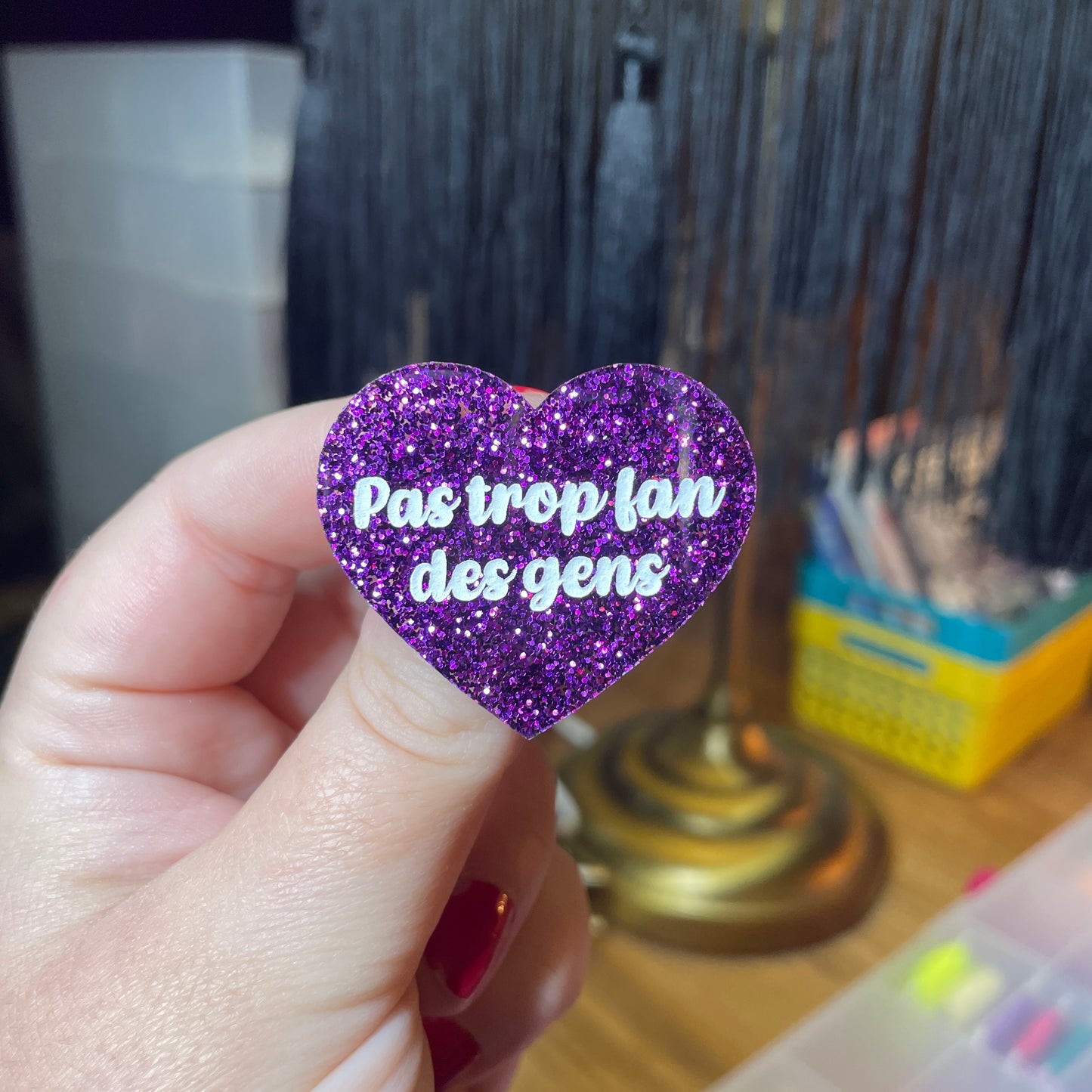 Broche "Pas trop fan des gens" en acrylique à paillettes violettes