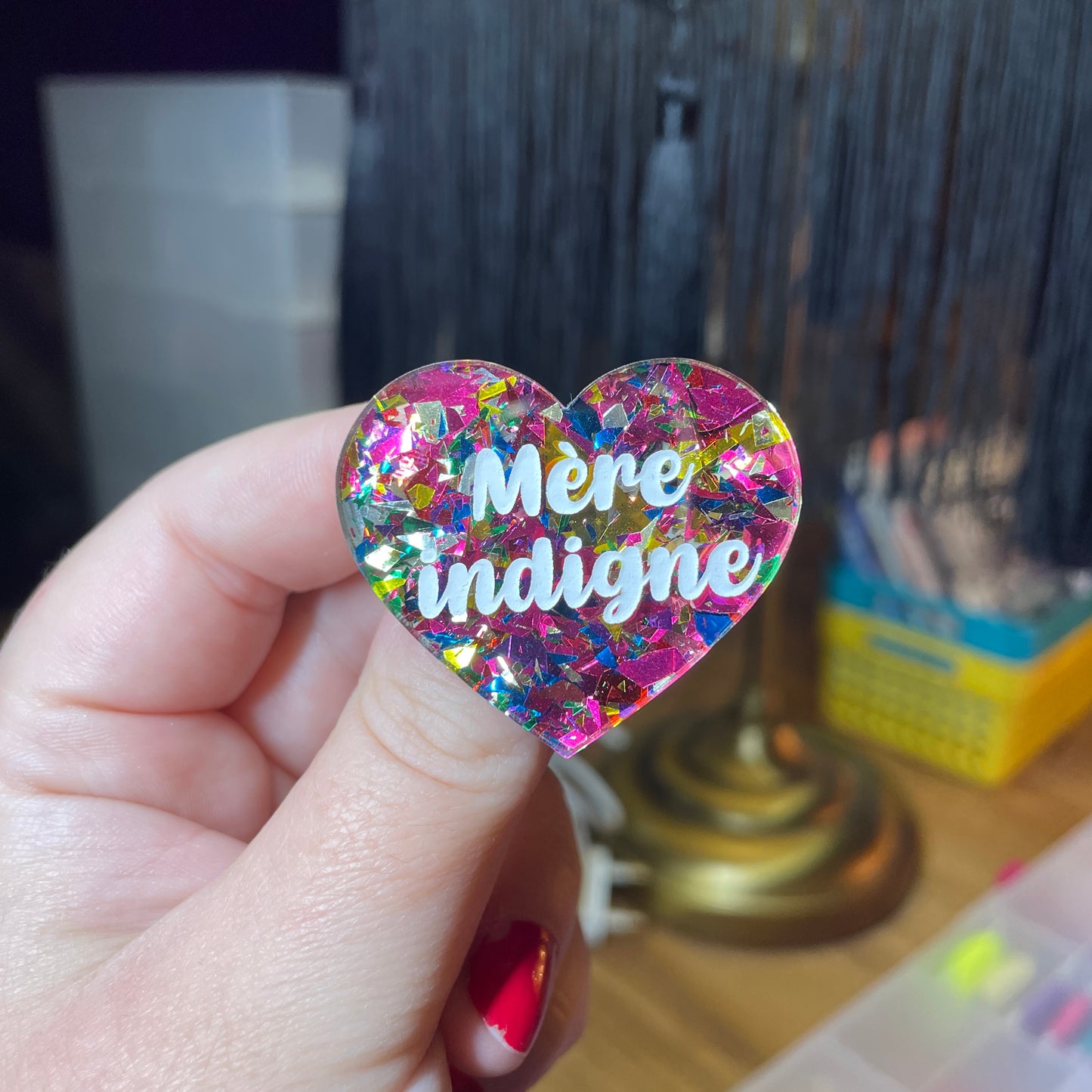 Broche "Mère indigne" en acrylique transparente avec des confettis roses et multicolores