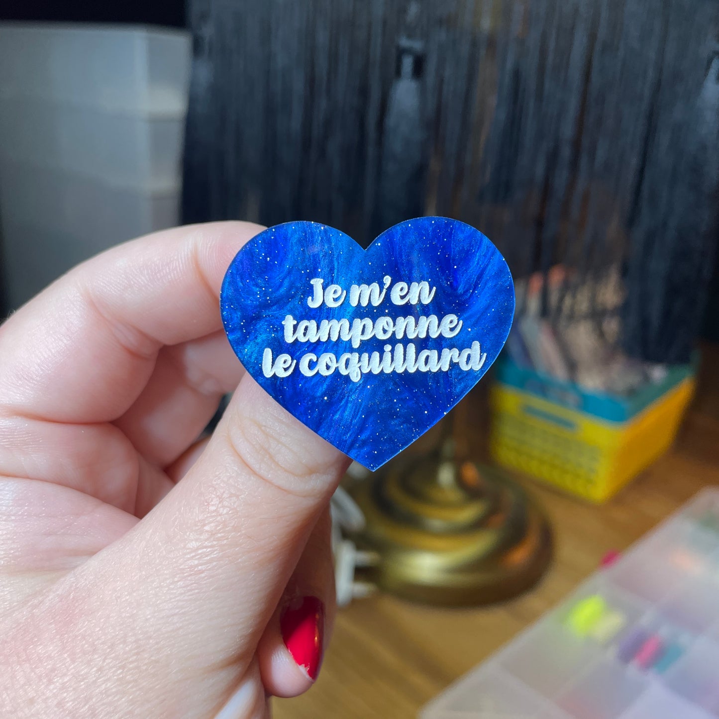 Broche "Je m'en tamponne le coquillard" en acrylique marbrée bleue à paillettes