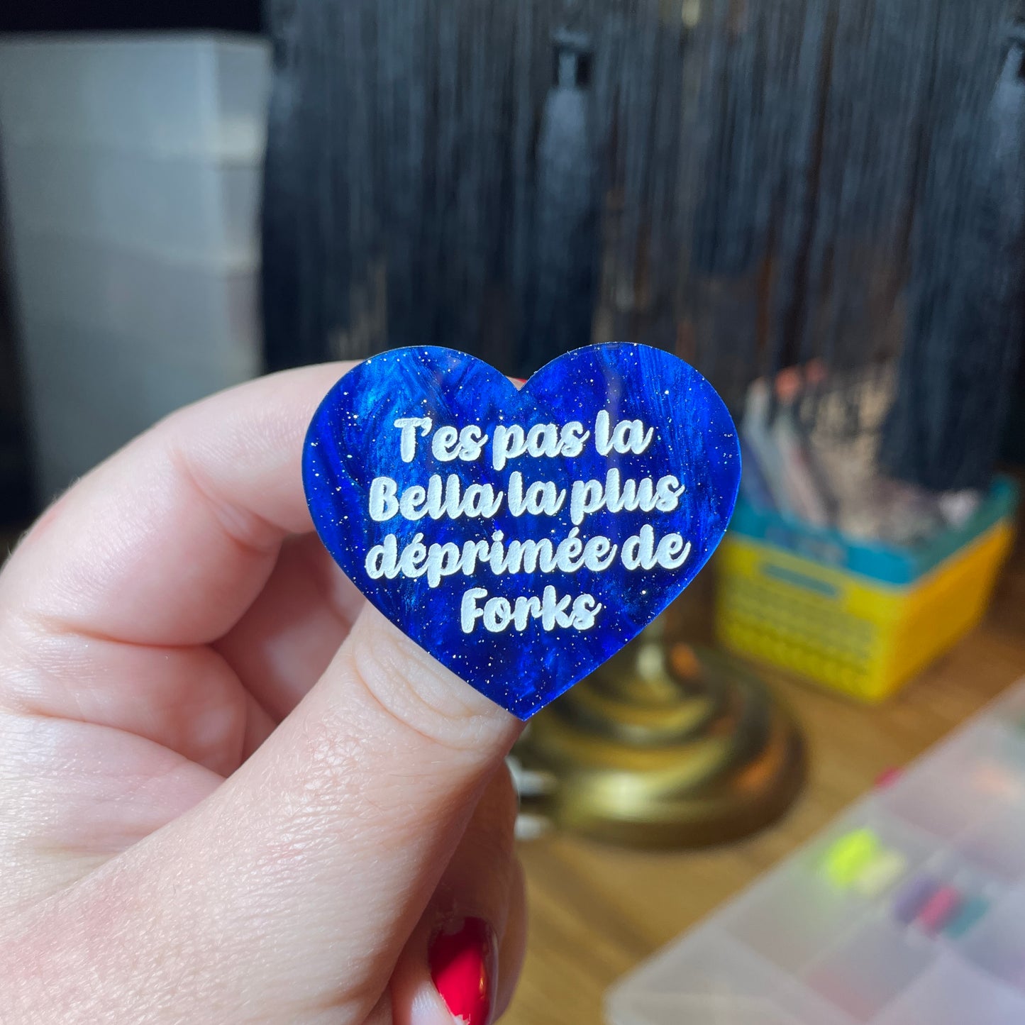 Broche "T'es pas la Bella la plus déprimée de Forks" en acrylique marbrée bleue à paillettes