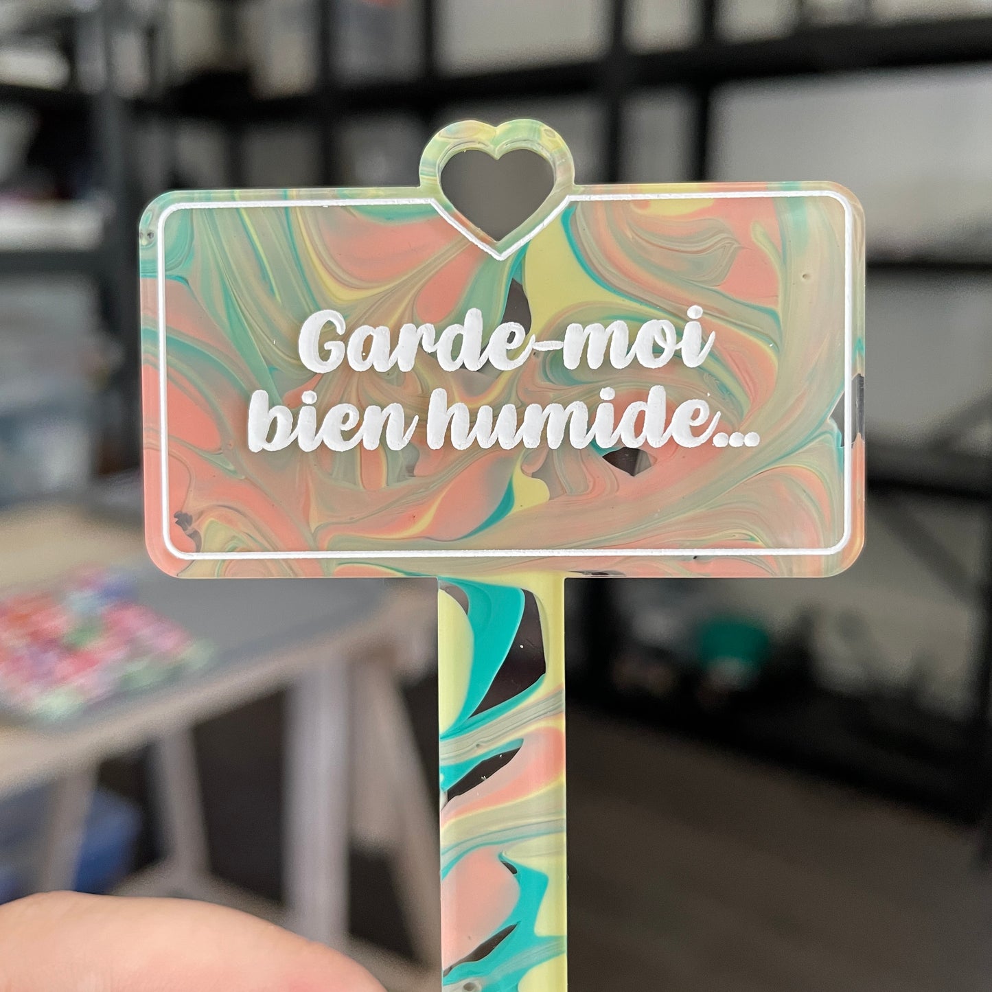 Pic à plante "Garde-moi bien humide" en acrylique marbrée pastel jaune, verte et corail
