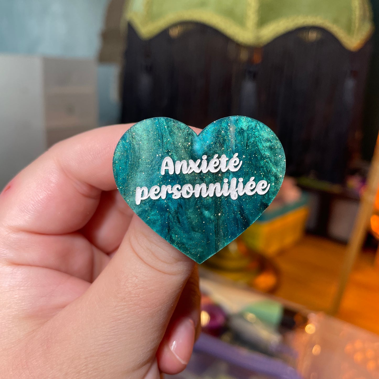 Broche "Anxiété personnifiée" en acrylique marbrée verte et noire à paillettes