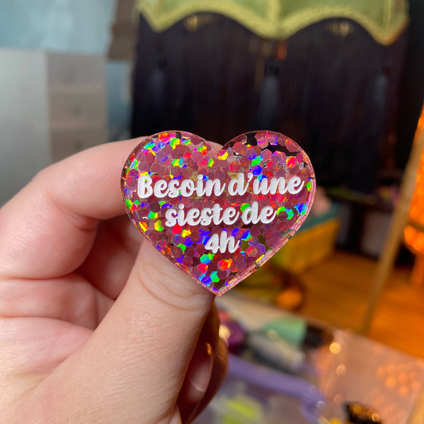 Broche "Besoin d'une sieste de 4h" en acrylique semi transparente avec des confettis corail