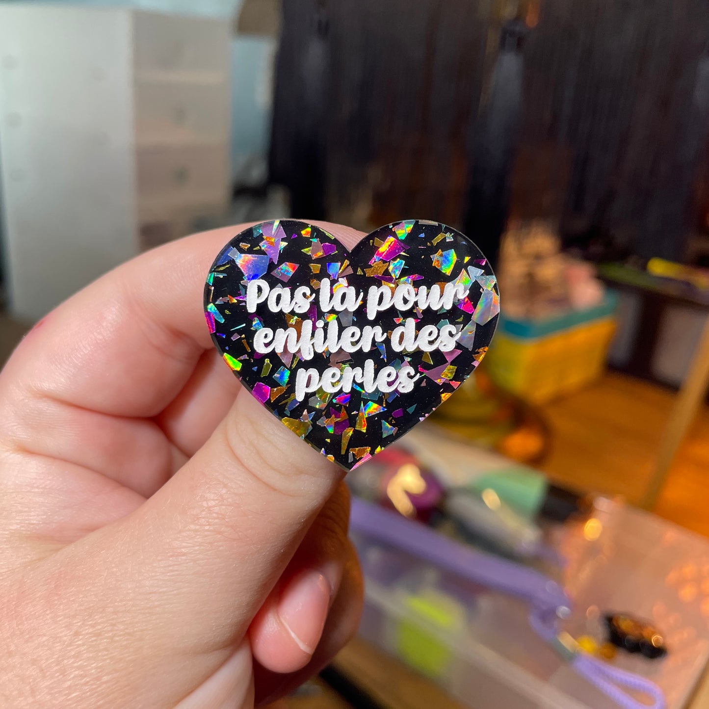 Broche "Pas là pour enfiler des perles" en acrylique noire avec des éclats de confettis multicolores
