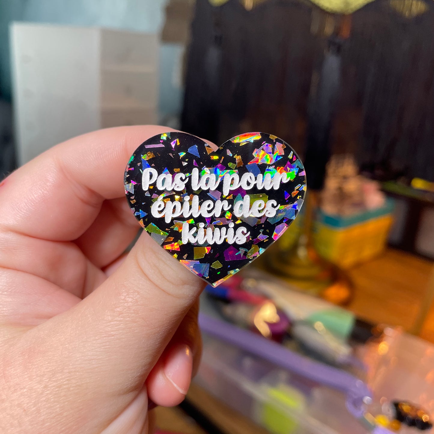 Broche "Pas là pour épiler des kiwis" en acrylique noire avec des éclats de confettis multicolores