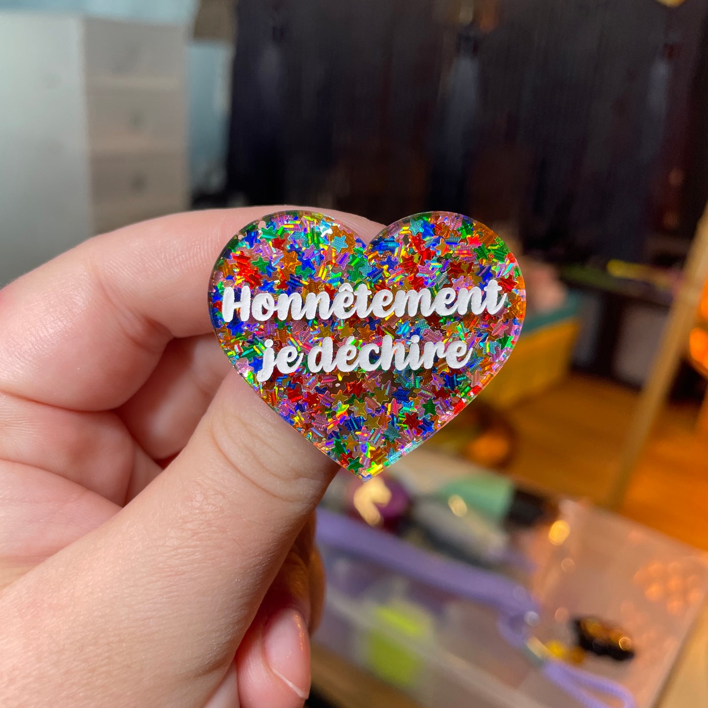 Broche "Honnêtement je déchire" en acrylique semi transparente avec des étoiles multicolores