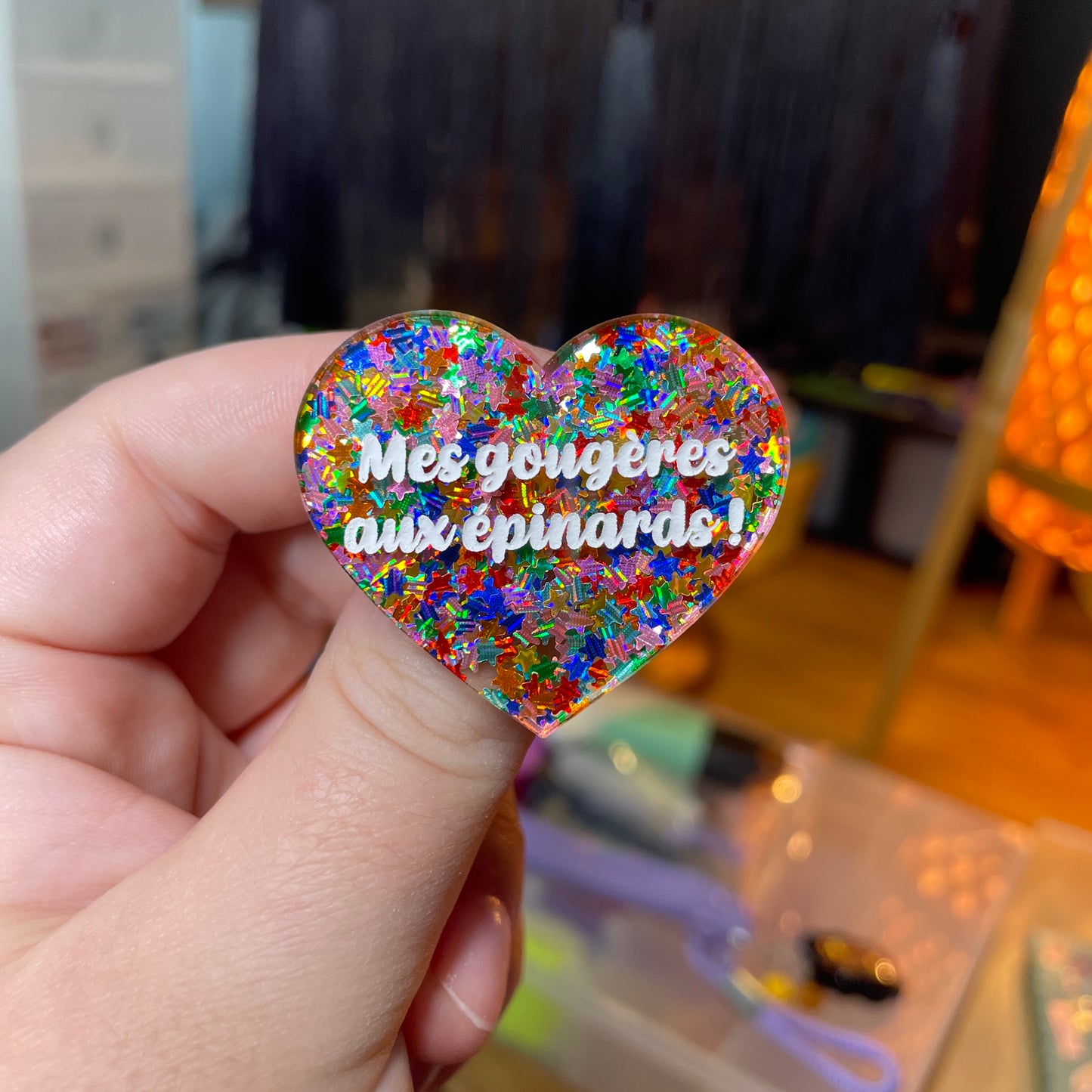 Broche "Mes gougères aux épinards !" en acrylique semi transparente avec des étoiles multicolores