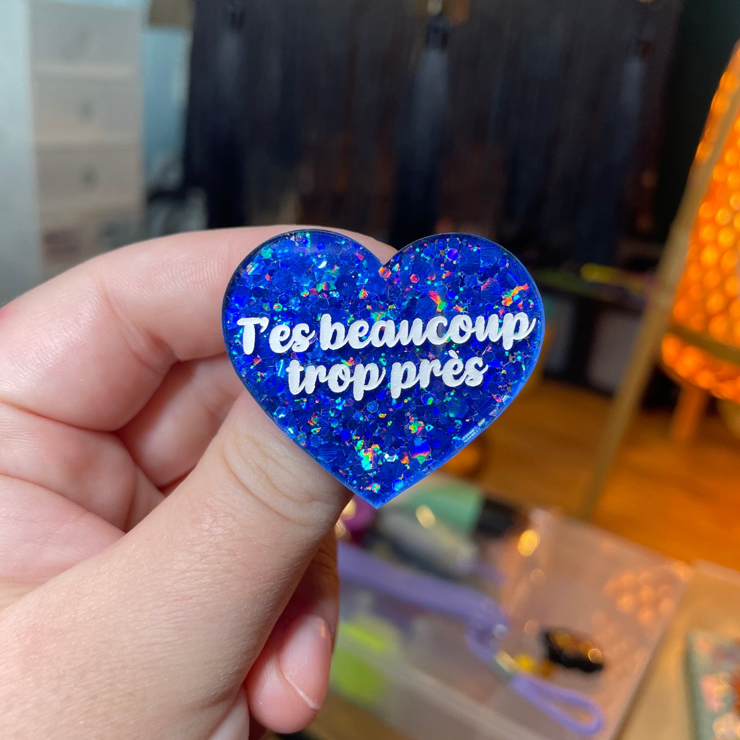 Broche "T'es beaucoup trop près" en acrylique à paillettes bleues