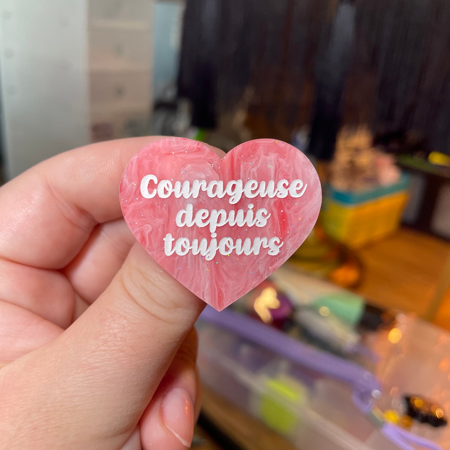 Broche "Courageuse depuis toujours" en acrylique semi transparente marbrée rose et blanche à paillettes