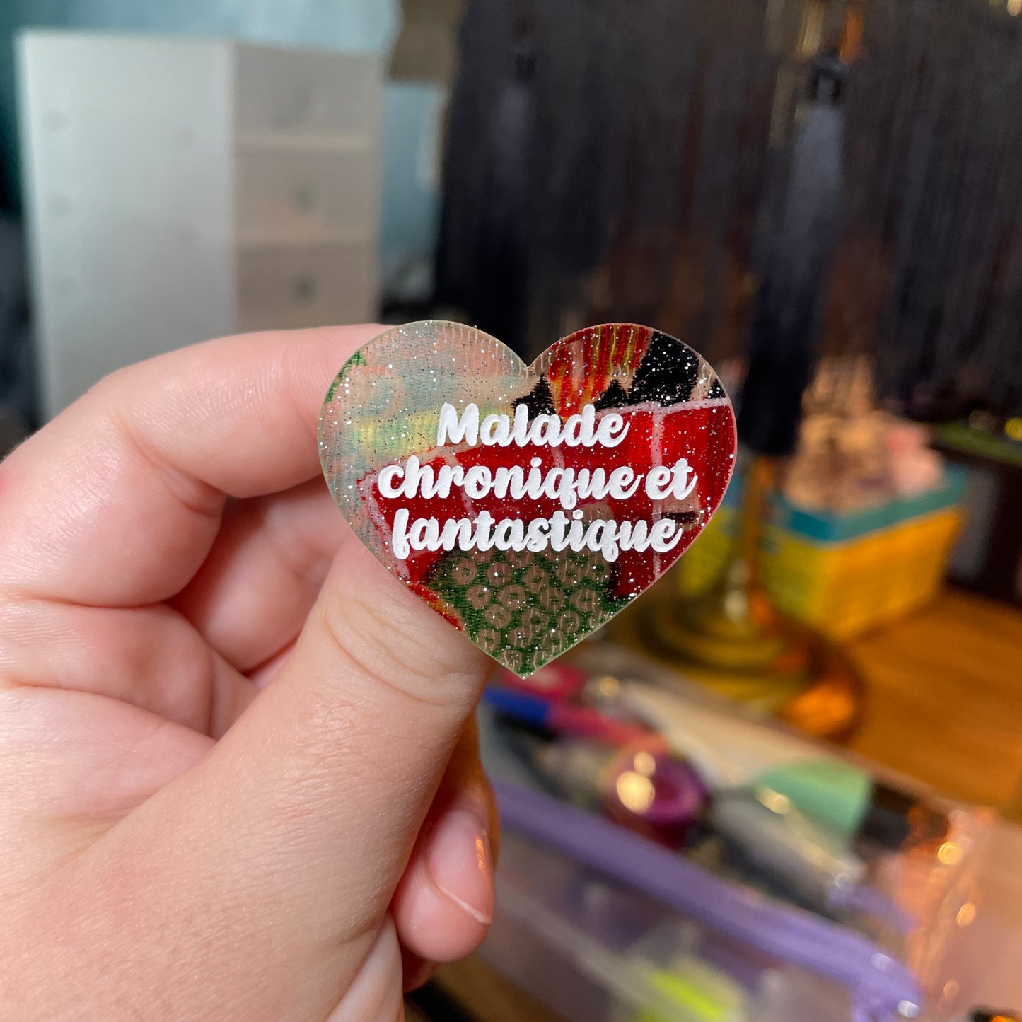 Broche "Malade chronique et fantastique" en acrylique japonaise transparente avec du tissu et des paillettes