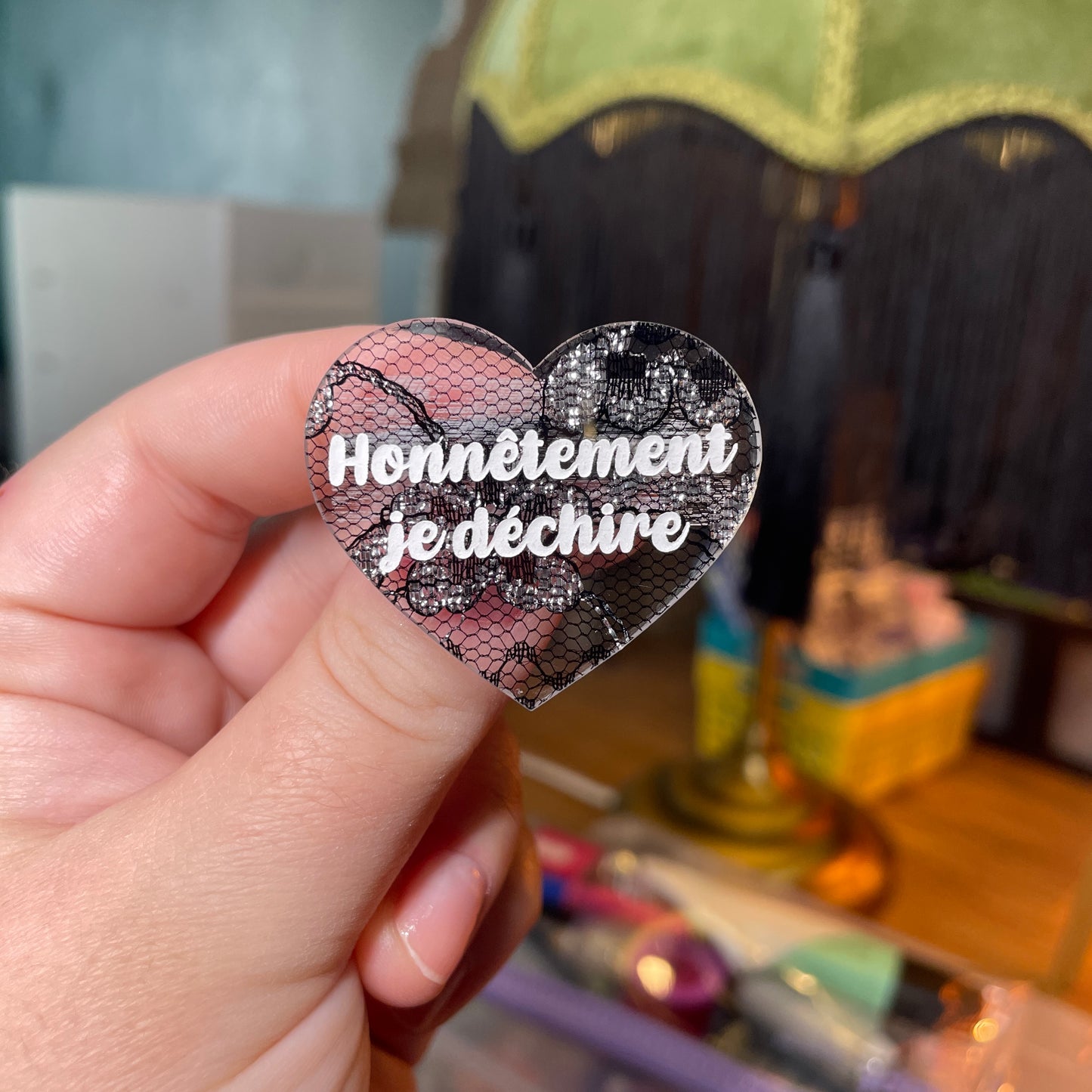 Broche "Honnêtement je déchire" en acrylique japonaise transparente avec de la dentelle noire