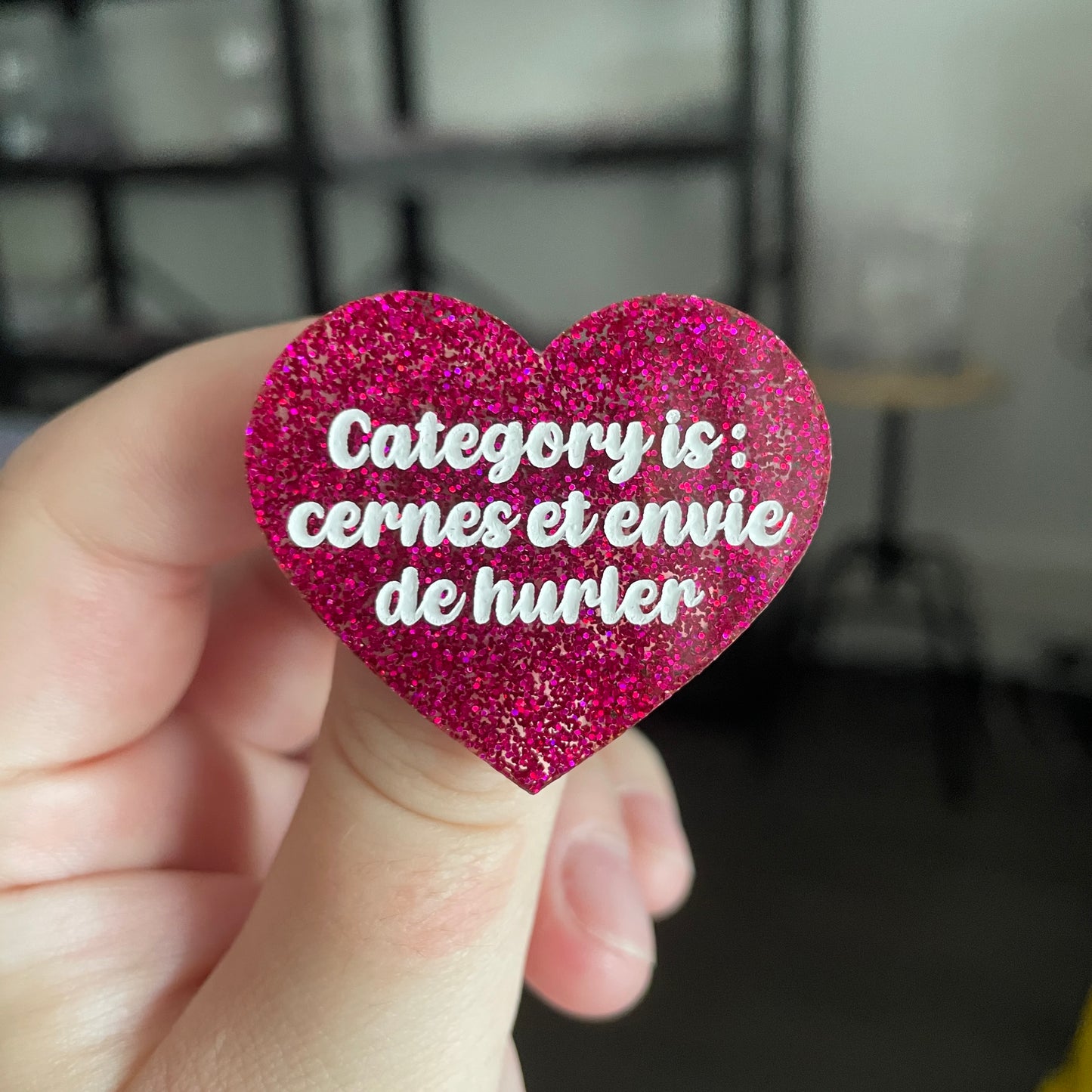 Broche "Category is : cernes et envie de hurler" en acrylique à paillettes roses