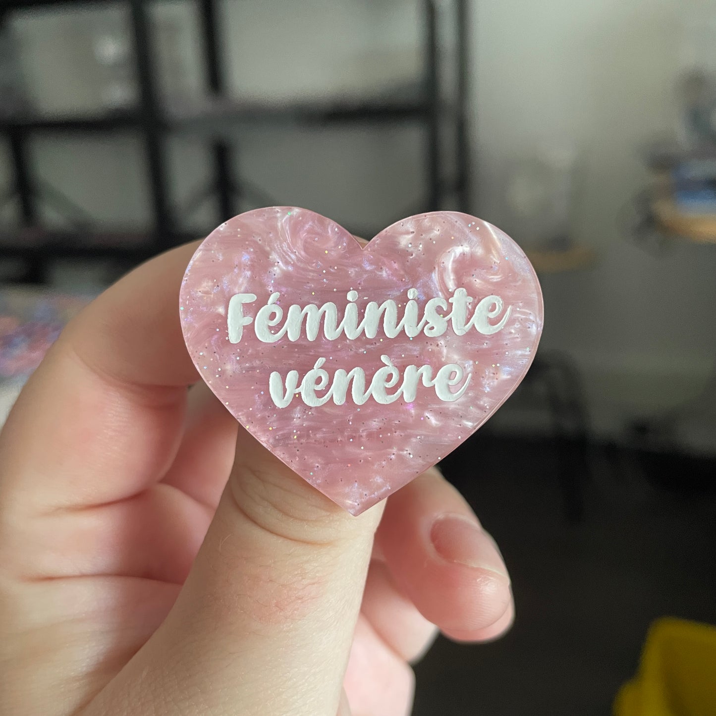 Broche "Féministe vénère" en acrylique marbrée rose à paillettes