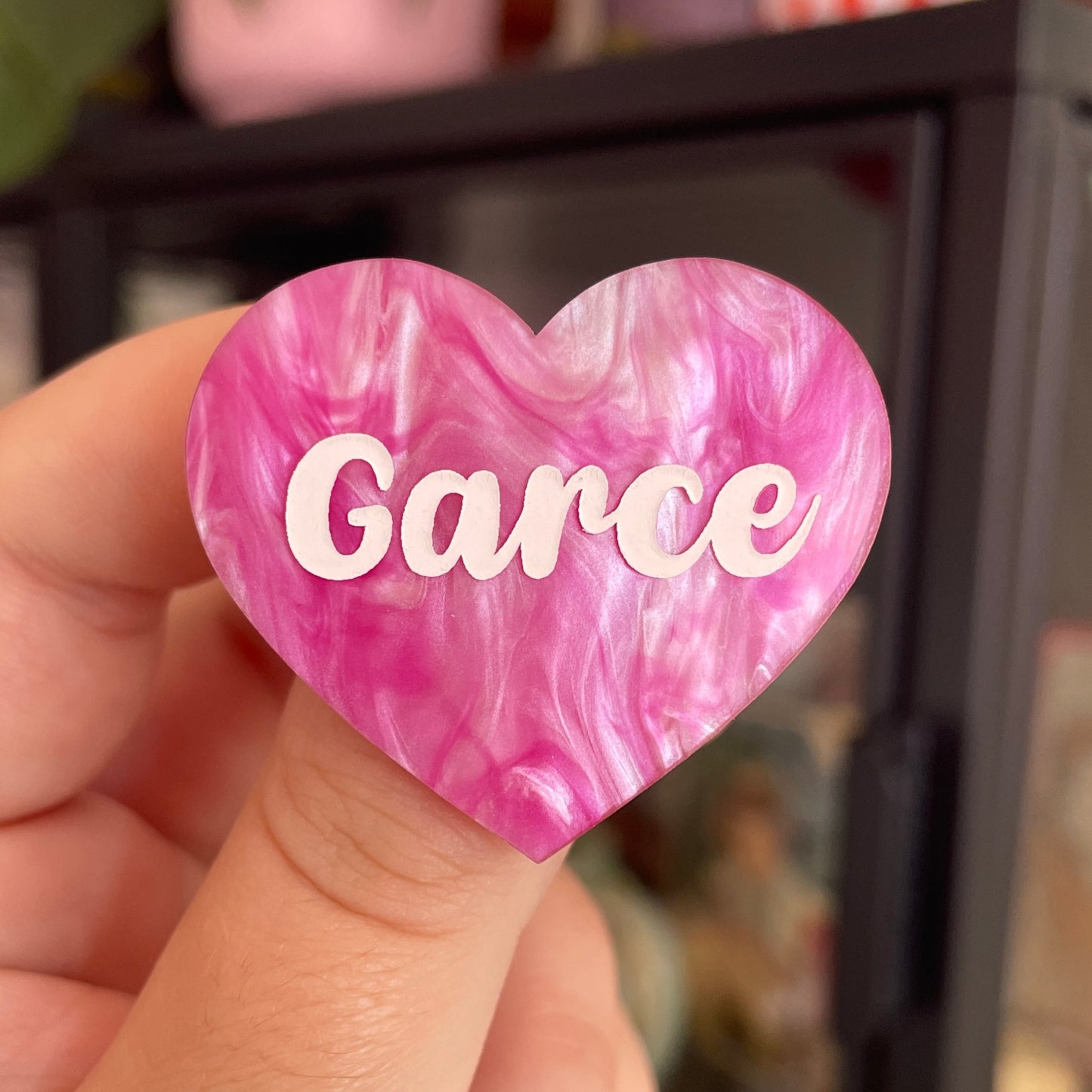 Broche "Garce" en acrylique marbrée rose et blanche