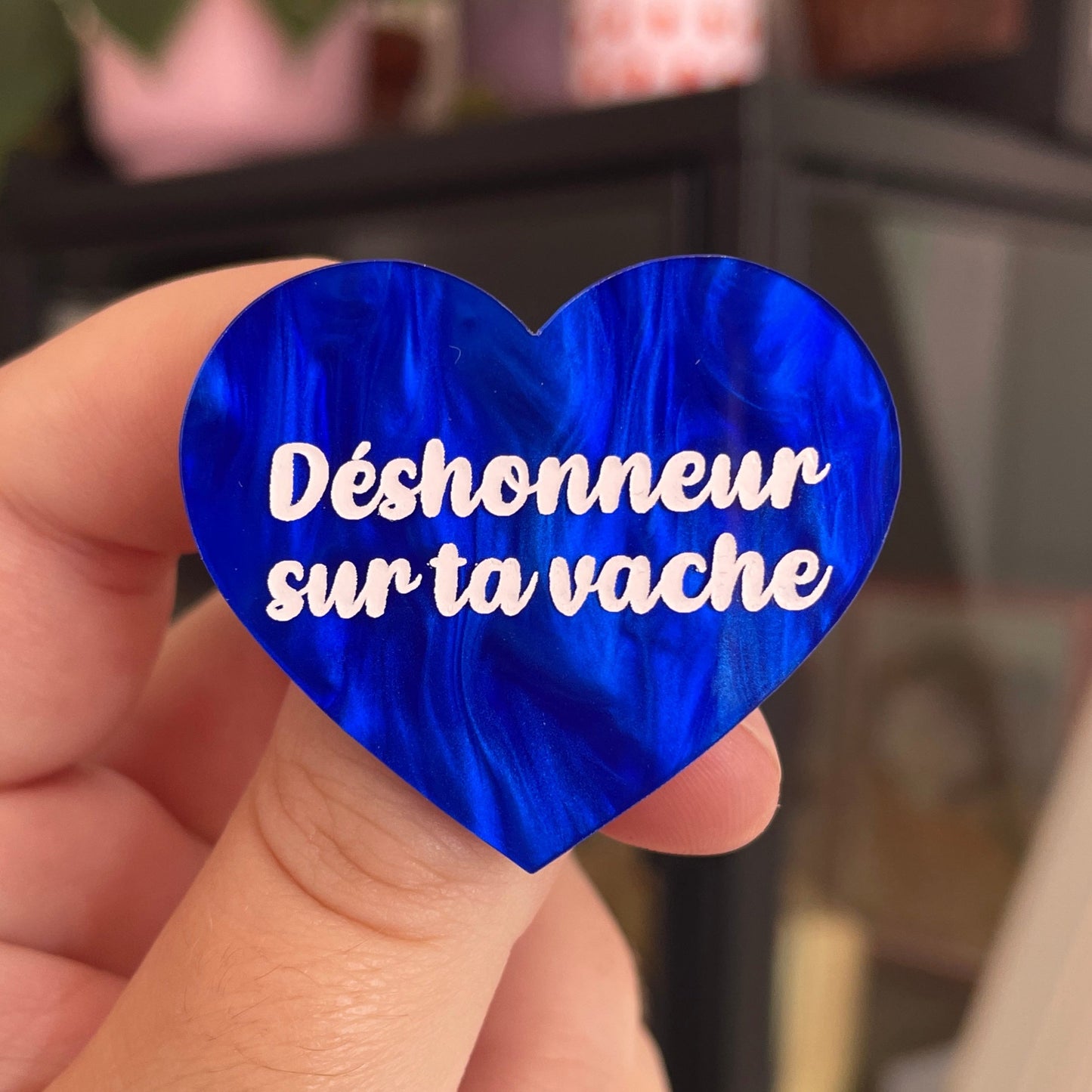 Broche "Déshonneur sur ta vache" en acrylique marbrée bleue foncée