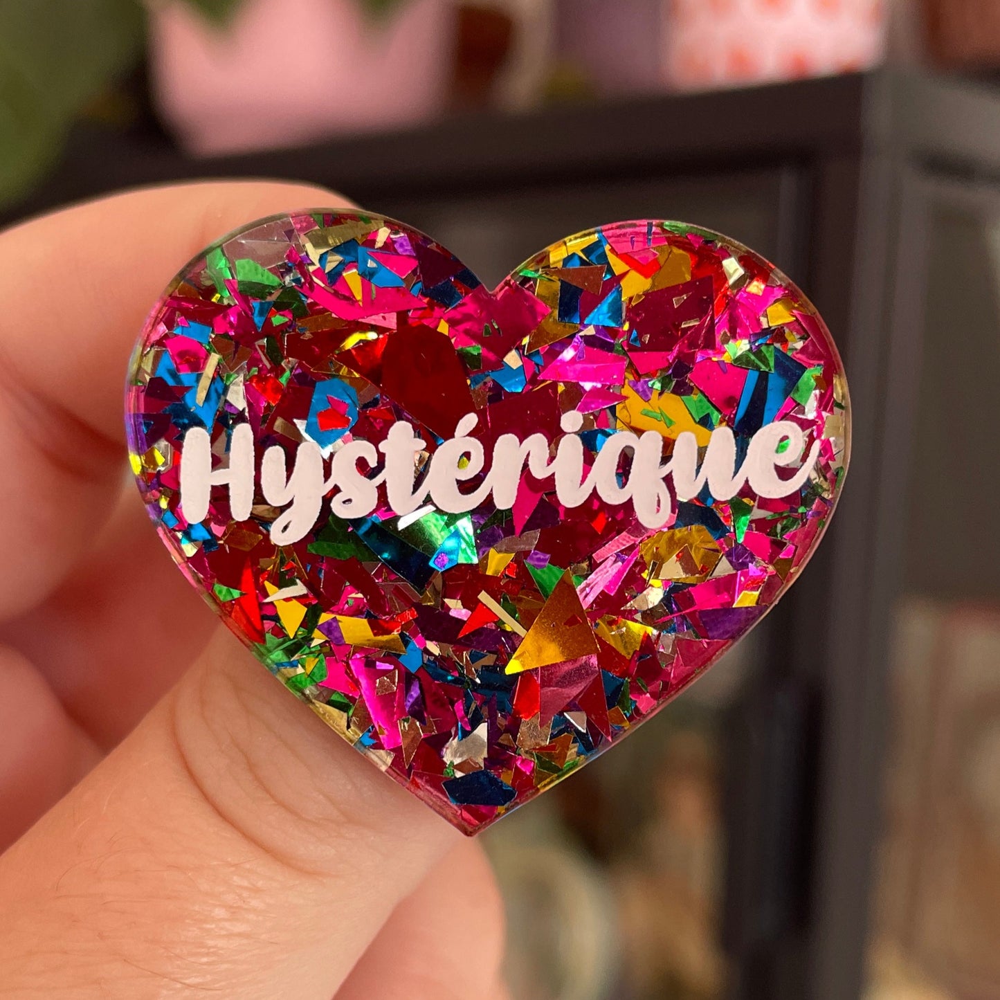 Broche "Hystérique" en acrylique transparente à gros confettis roses et multicolores