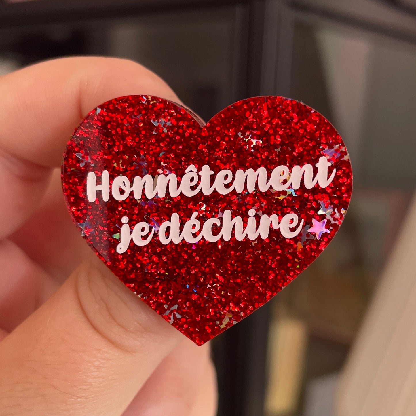Broche "Honnêtement je déchire" en acrylique à paillettes rouges avec des confettis étoiles