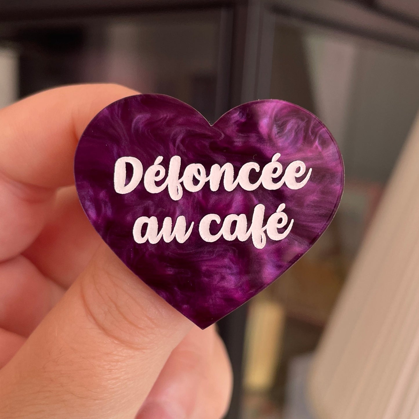 Broche "Défoncée au café" en acrylique marbrée violette