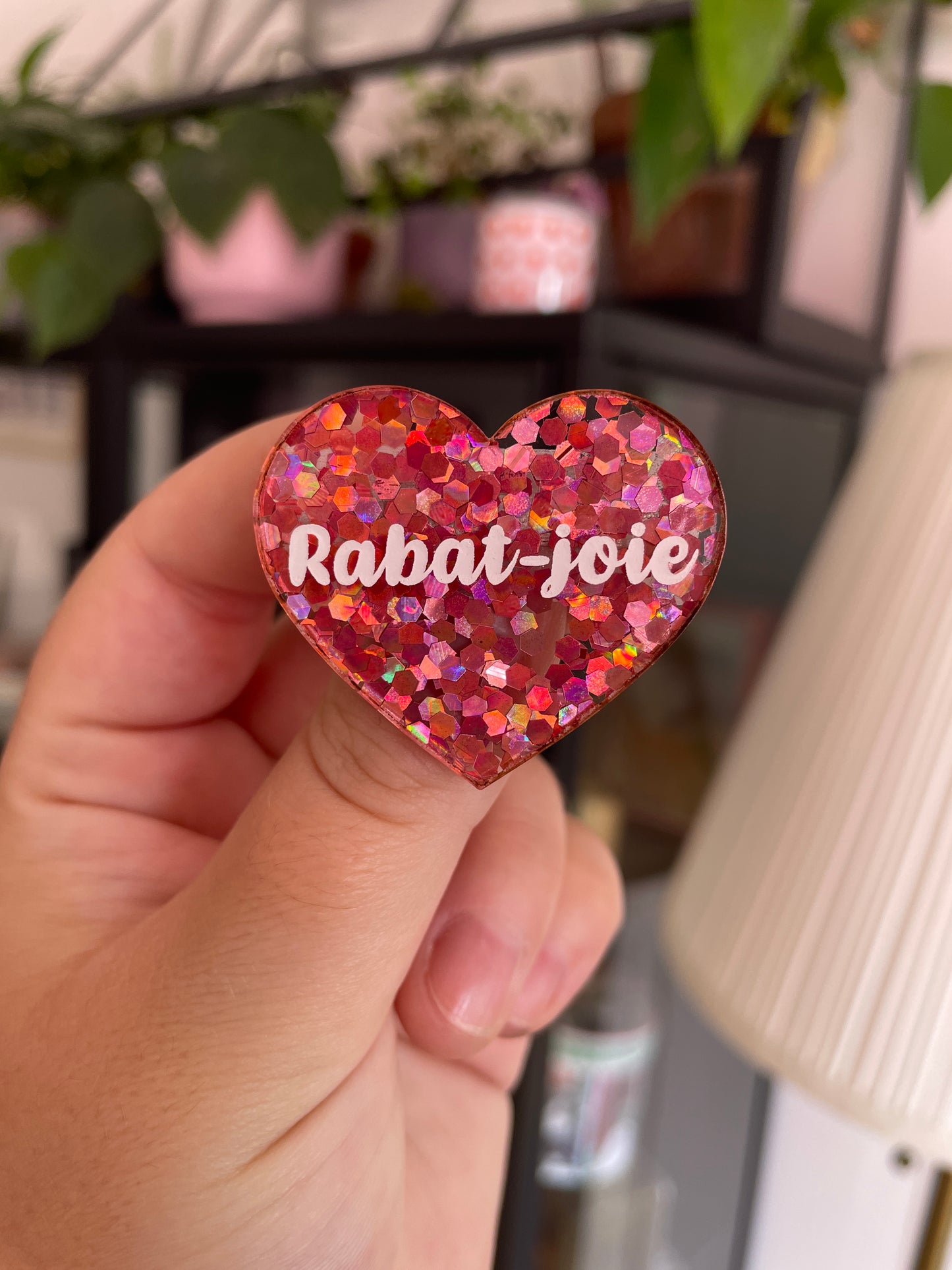 Broche "Rabat-joie" en acrylique semi-transparente avec des confettis corail