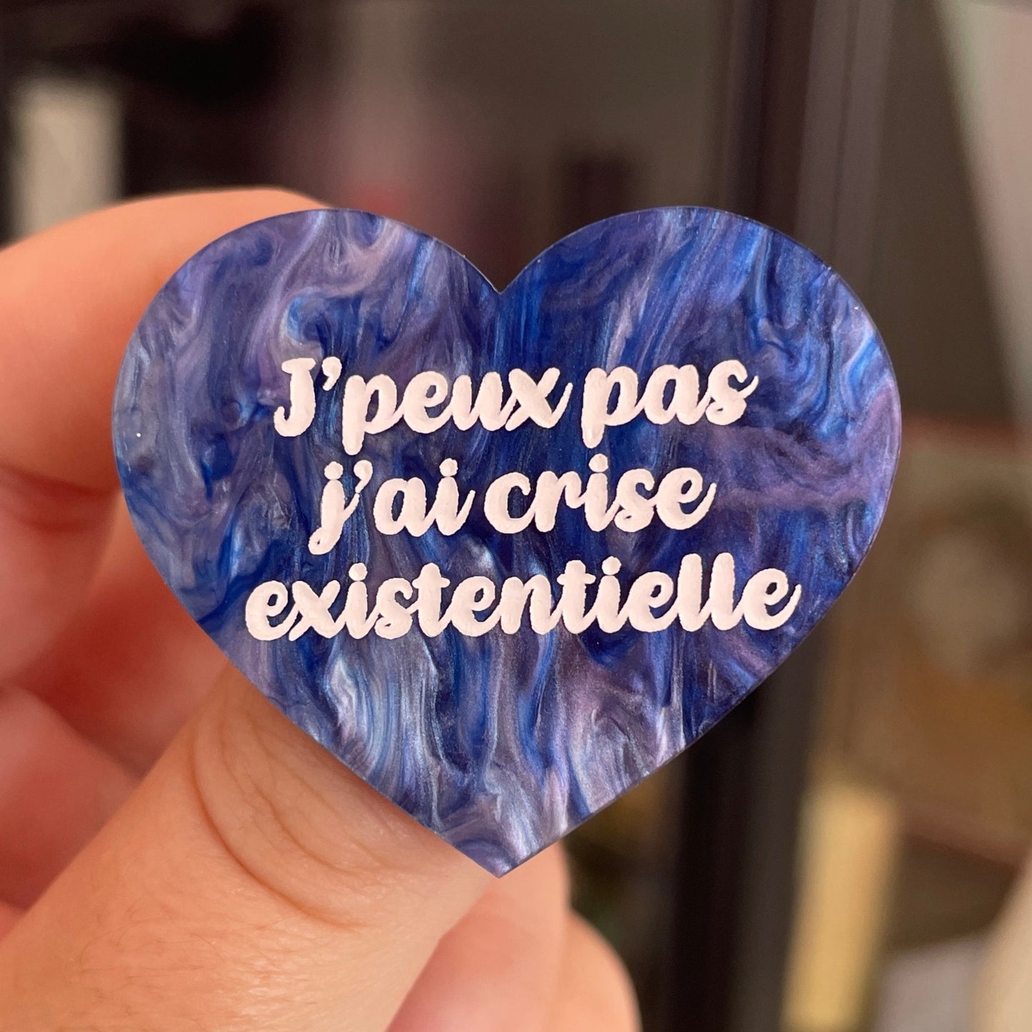 Broche "J'peux pas j'ai crise existentielle" en acrylique marbrée bleue et blanche