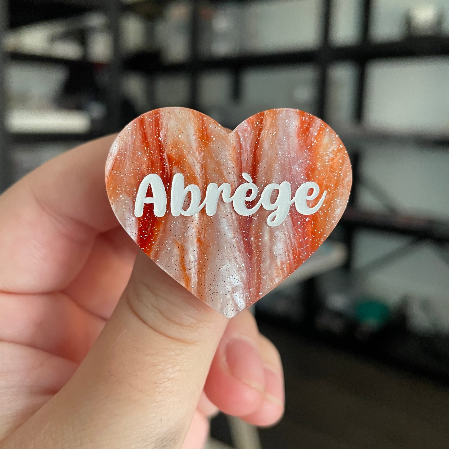 Broche "Abrège" en acrylique marbrée blanche et orange à paillettes