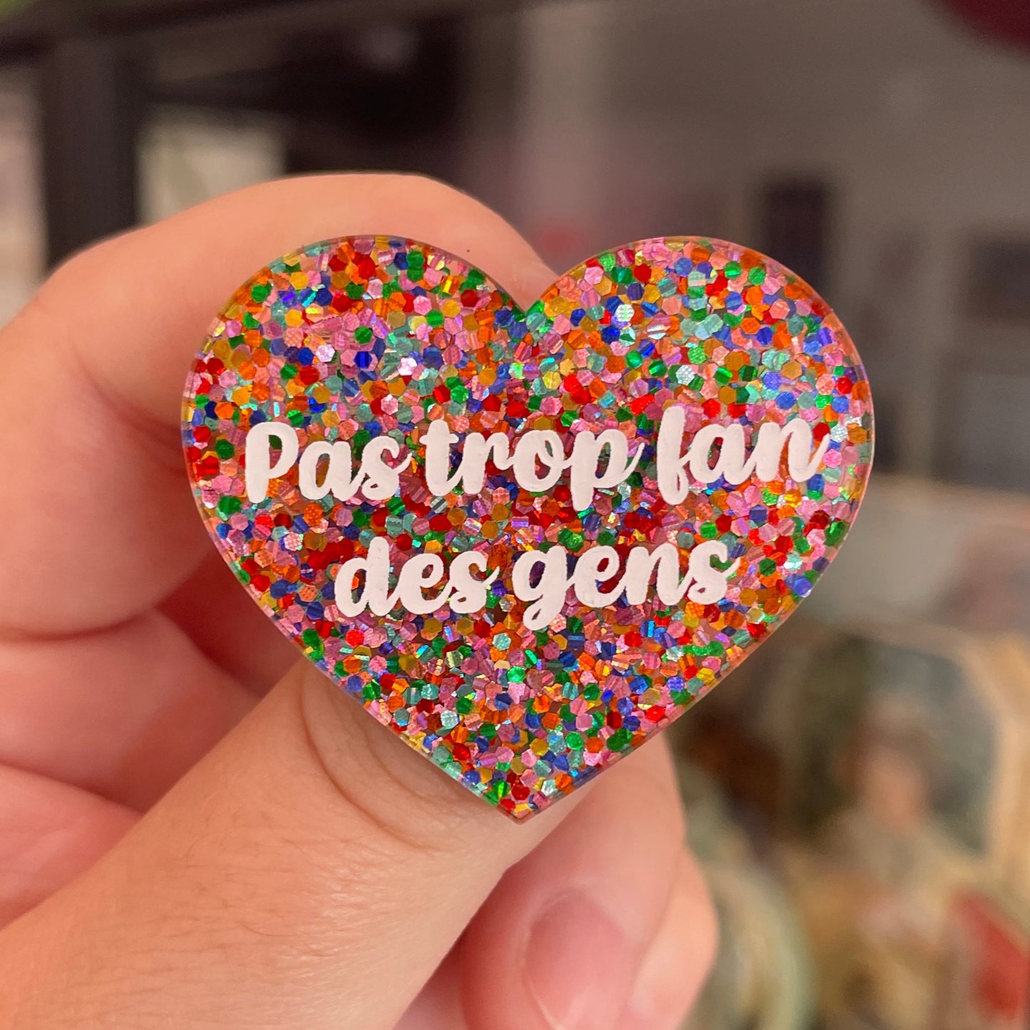Broche "Pas trop fan des gens" en acrylique avec des pois multicolores