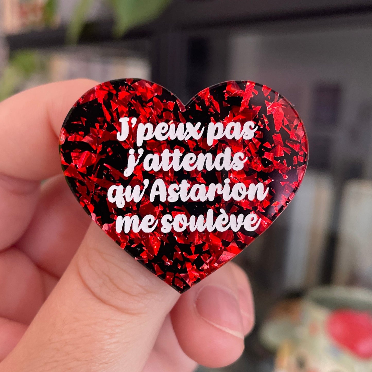 Broche "J'peux pas j'attends qu'Astarion me soulève" en acrylique noire avec des éclats de confettis rouges