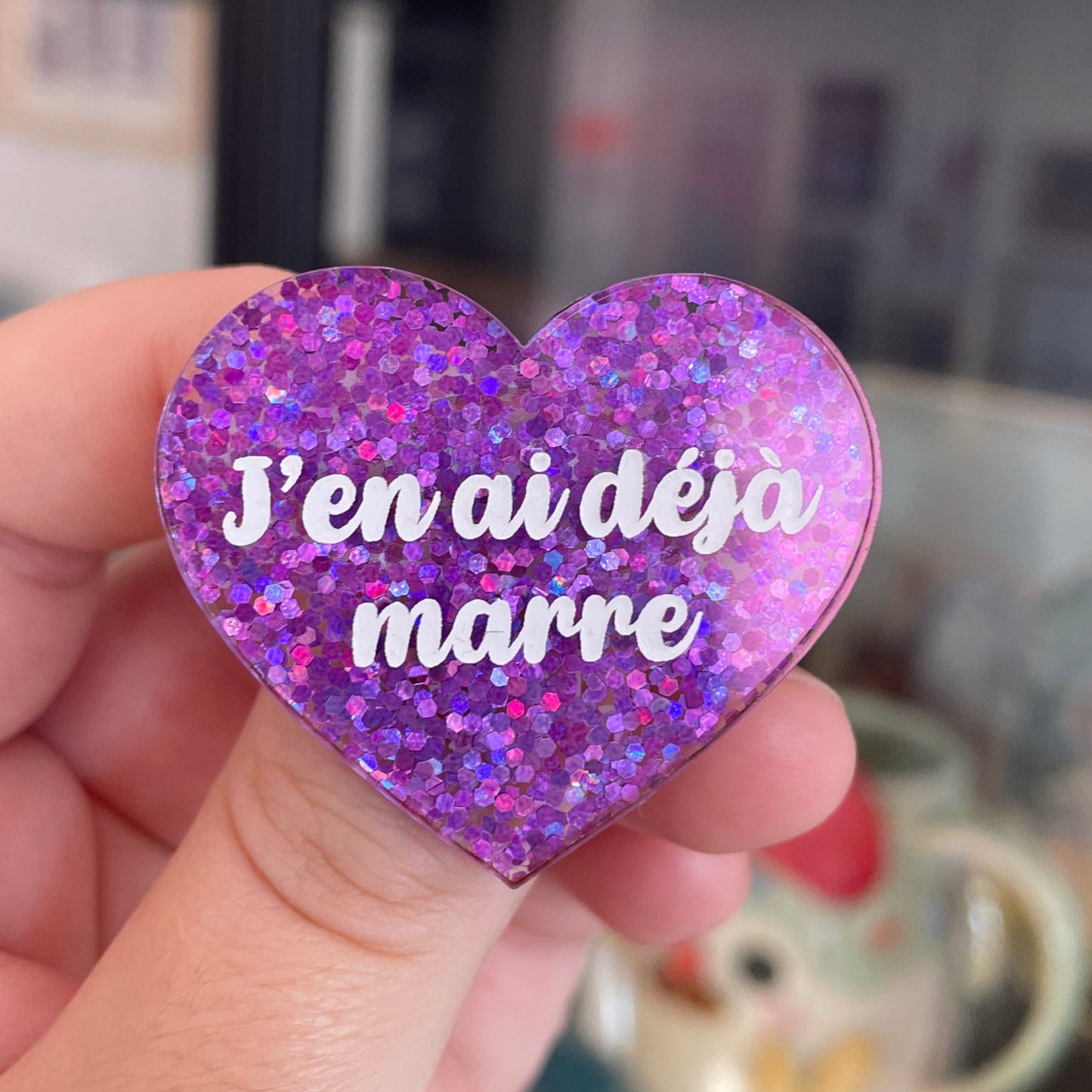 Broche "J'en ai déjà marre" en acrylique pailletée violette