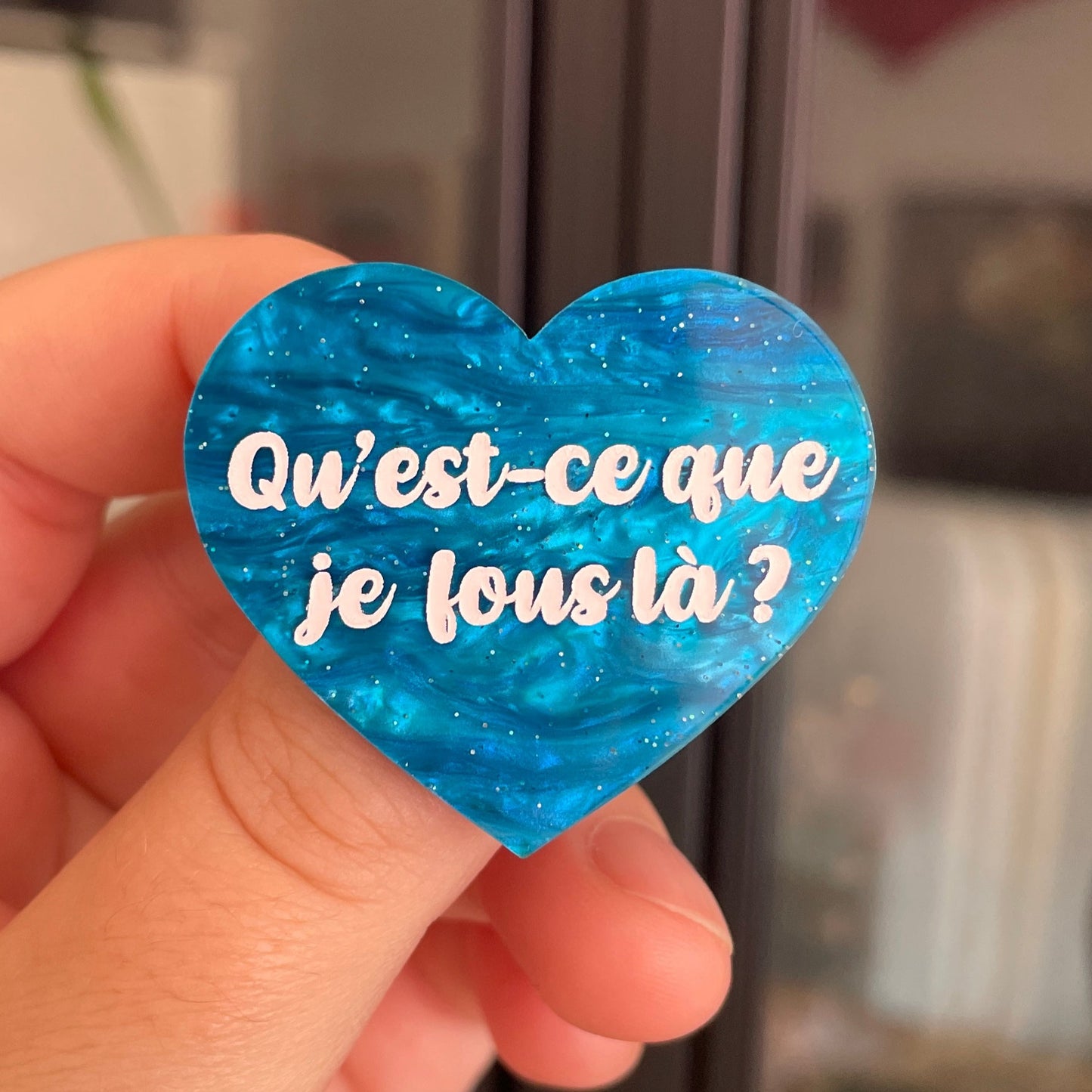 Broche "Qu'est-ce que je fous là ?" en acrylique marbrée bleue à paillettes