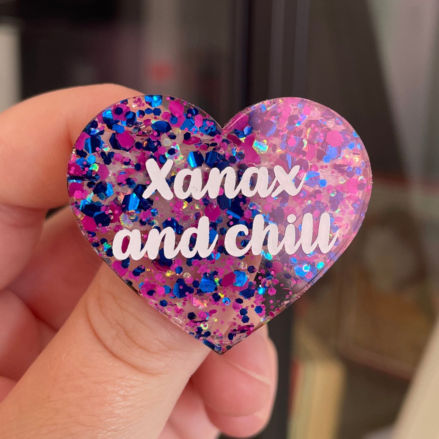 Broche "Xanax and chill" en acrylique semi transparente avec des pois bleus et roses