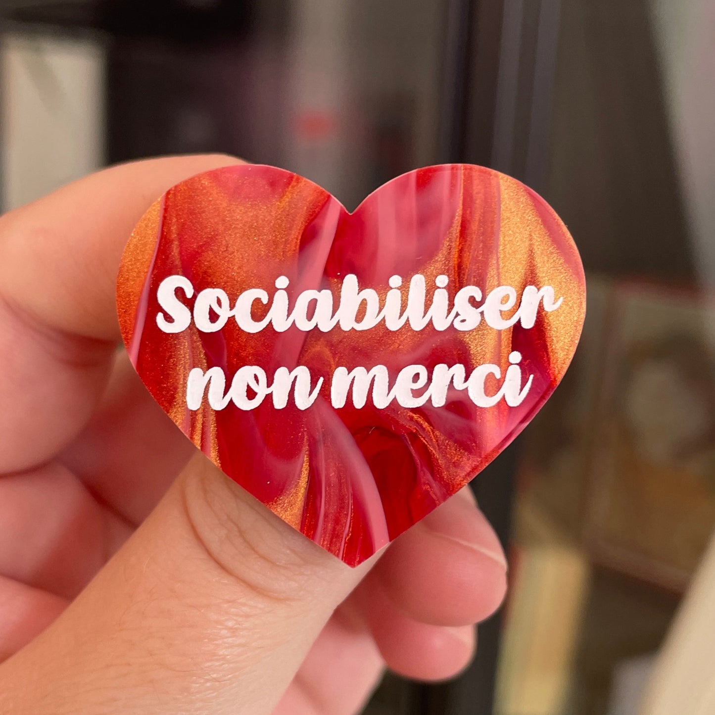 Broche "Sociabiliser non merci" en acrylique marbrée rouge, blanche et dorée
