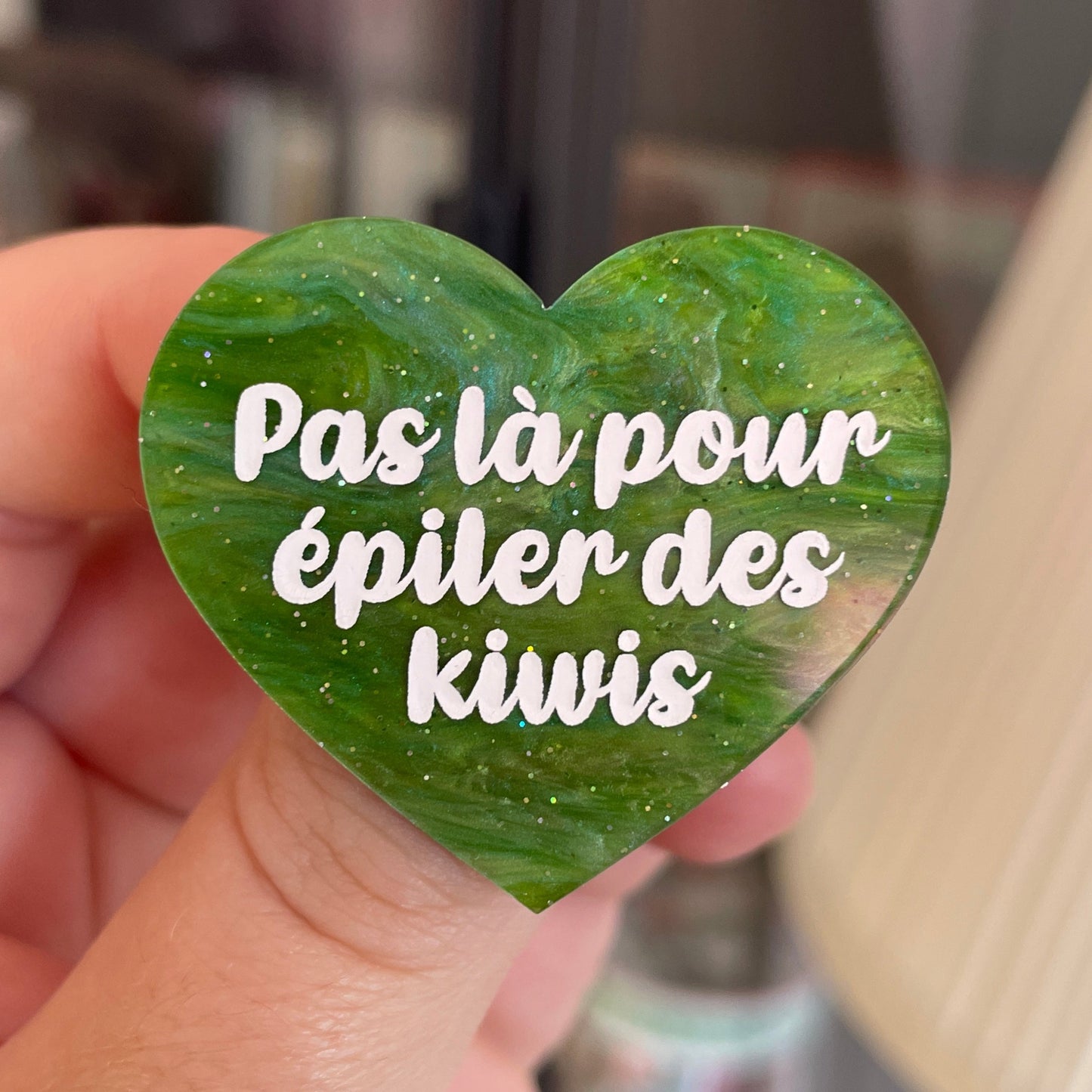Broche "Pas là pour épiler des kiwis" en acrylique marbrée verte à paillettes
