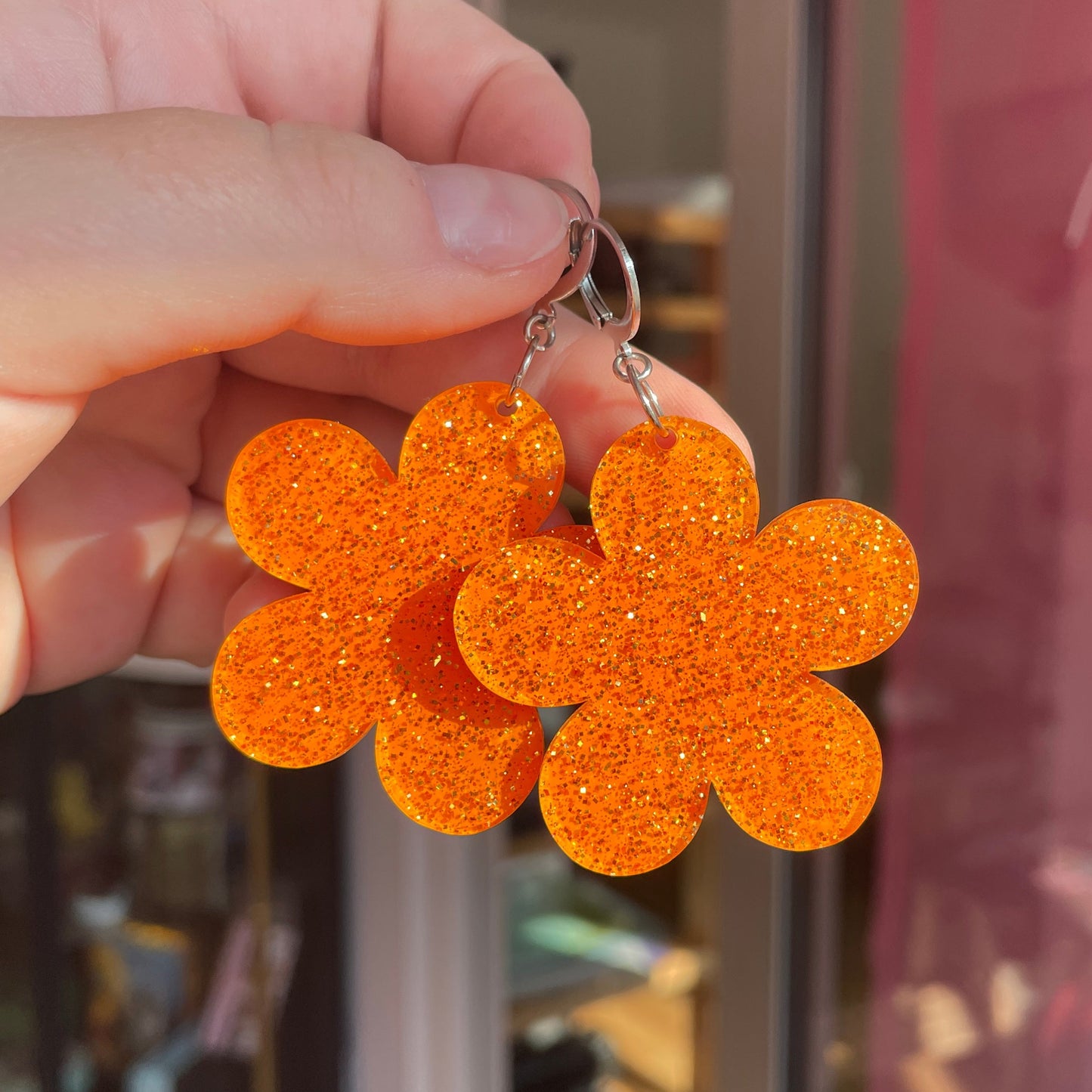 Grandes boucles d'oreilles fleurs pendantes en acrylique pailletée orange