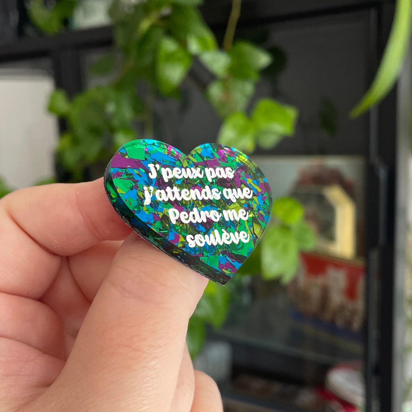 Broche "J'peux pas j'attends que Pedro me soulève" en acrylique à gros confettis bleus, verts et violets