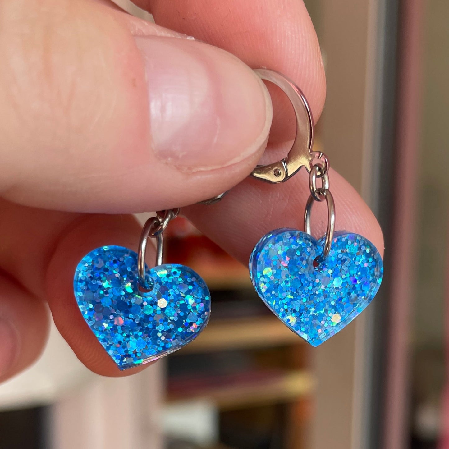 Mini boucles d'oreilles coeurs pendantes en acrylique à paillettes bleues