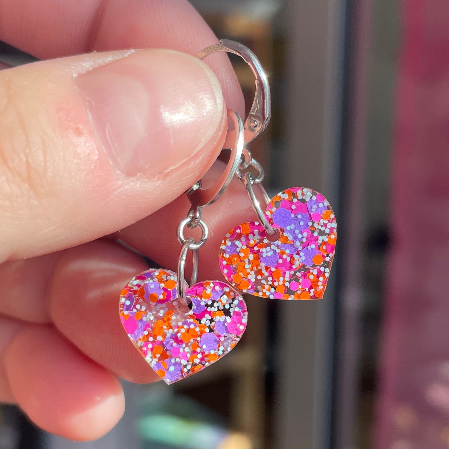 Mini boucles d'oreilles coeurs pendantes en acrylique transparente avec des pois violets, roses, oranges et blancs