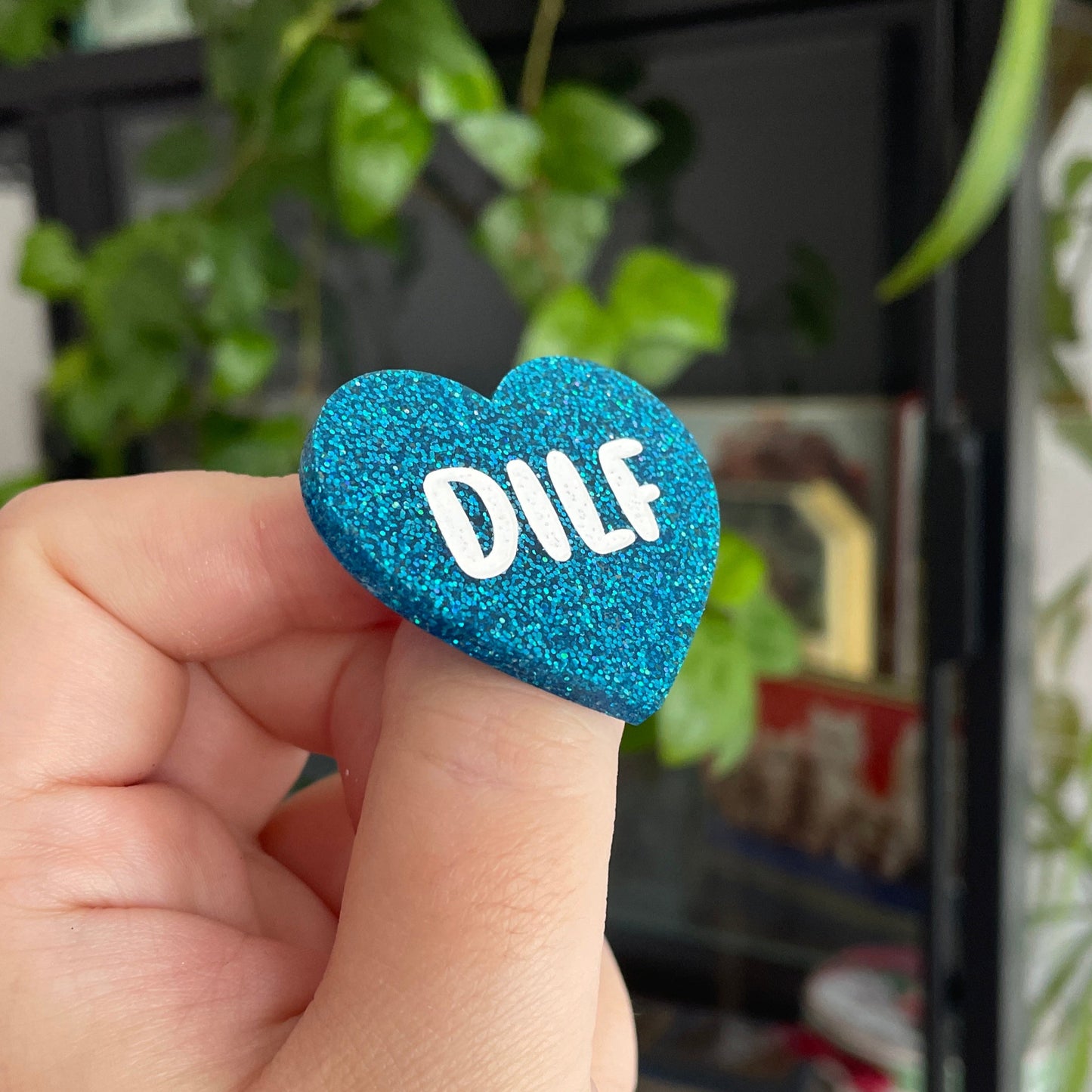 Broche "DILF" en acrylique à paillettes bleues